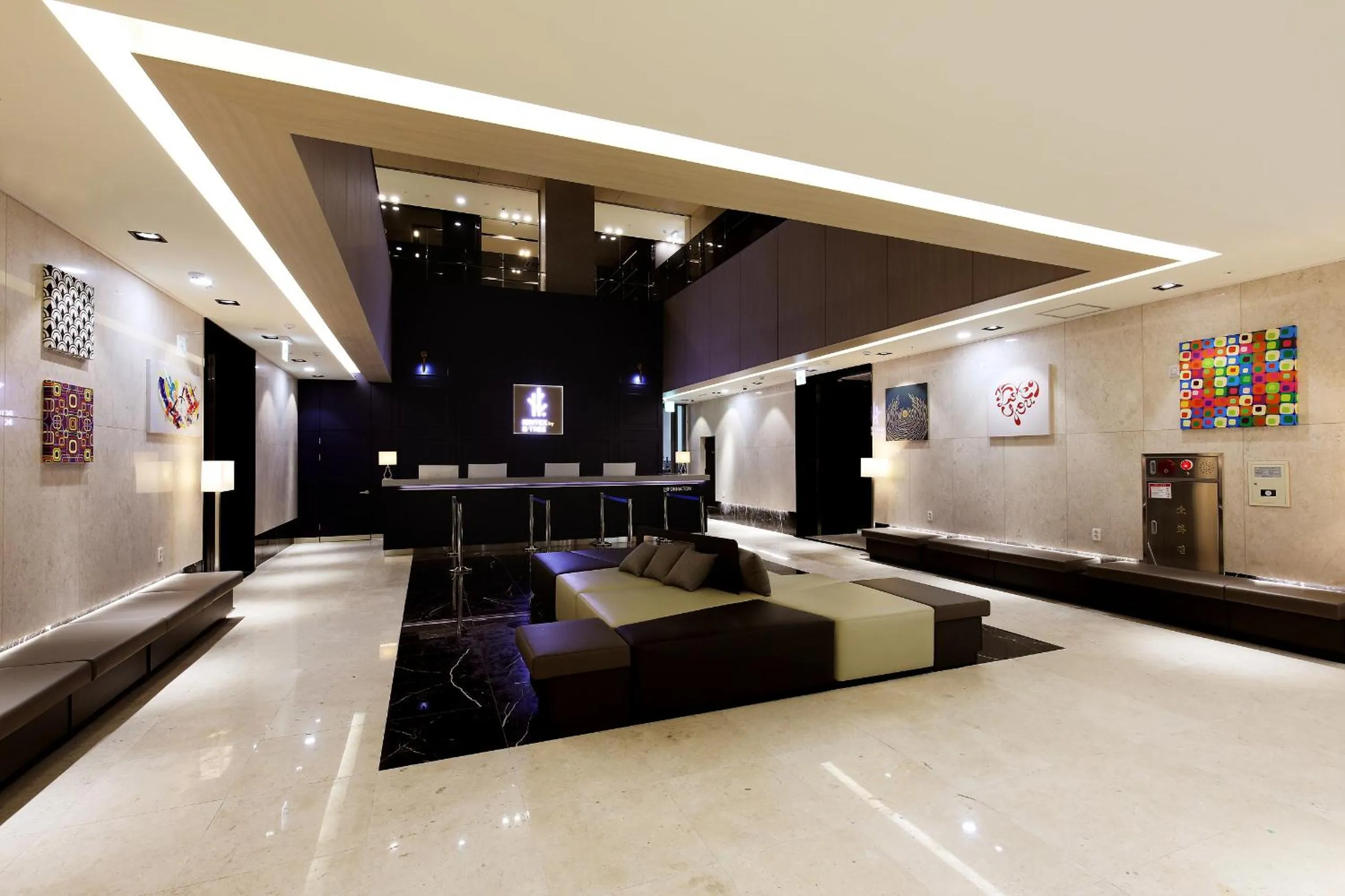 Lobby or reception in Kintex by K-tree