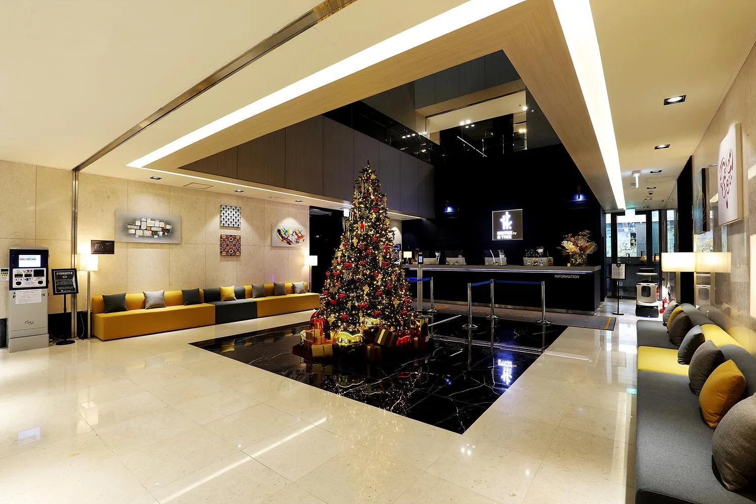 Lobby or reception in Kintex by K-tree