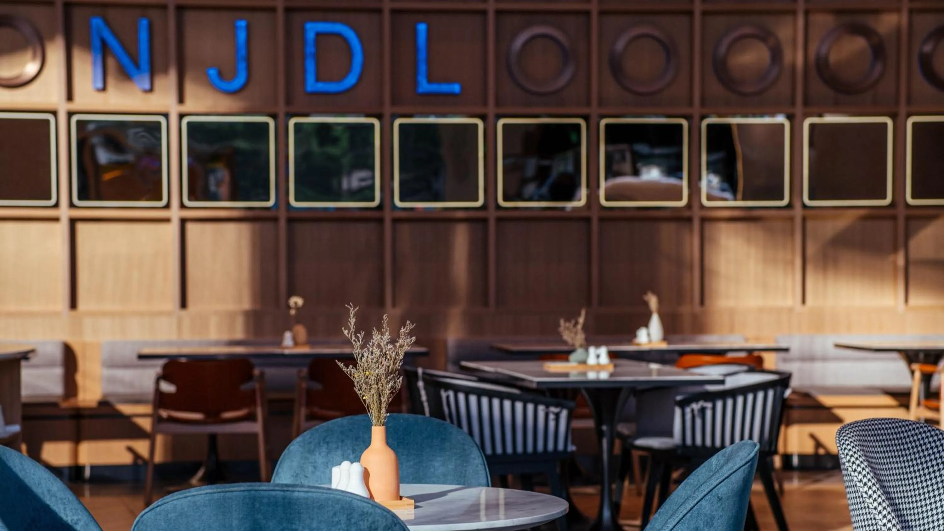 Restaurant/places to eat in Holiday Inn Shanghai Nanjing Road by IHG