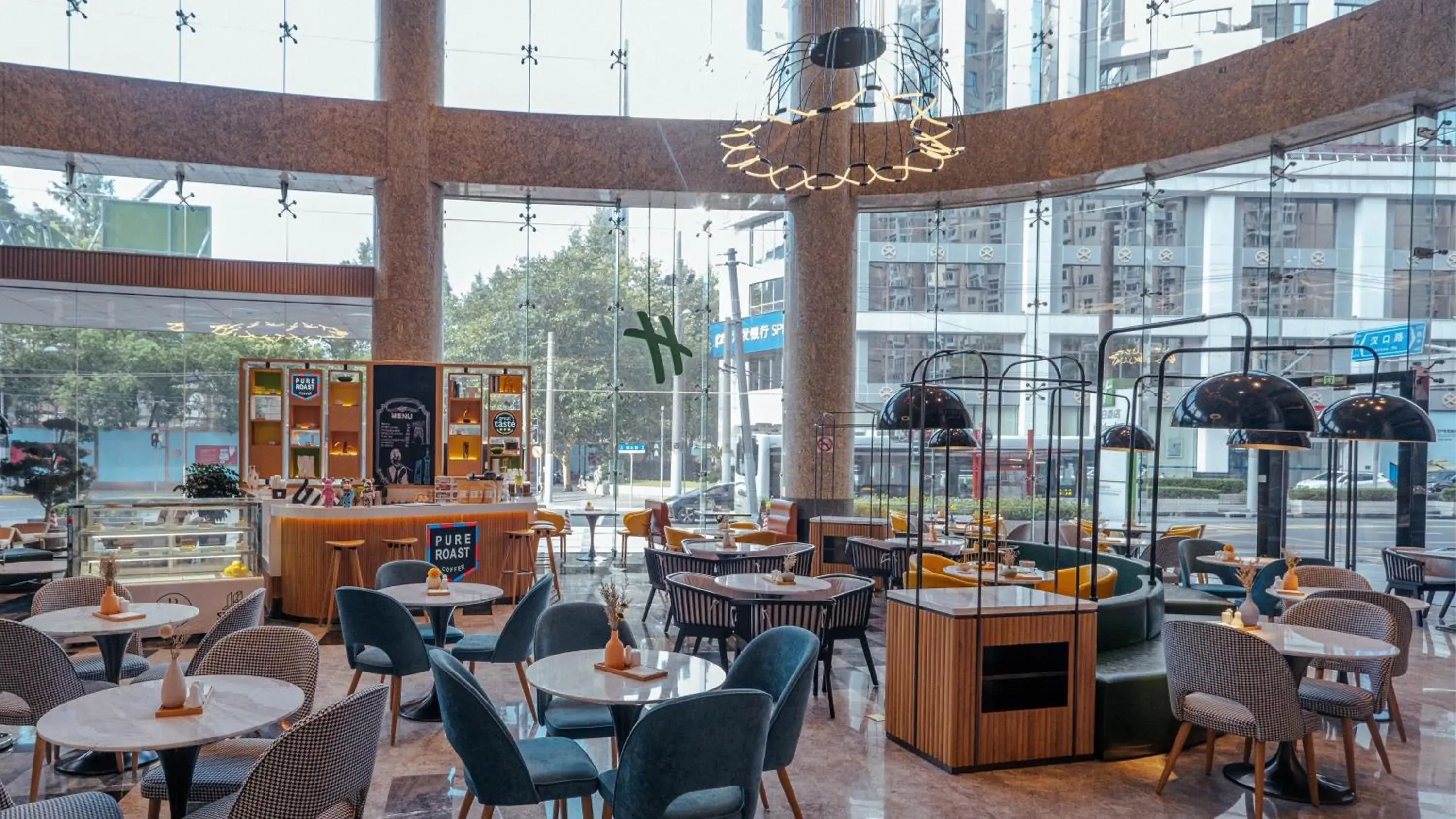 Lounge or bar in Holiday Inn Shanghai Nanjing Road by IHG Lounge or bar in Holiday Inn Shanghai Nanjing Road by IHG