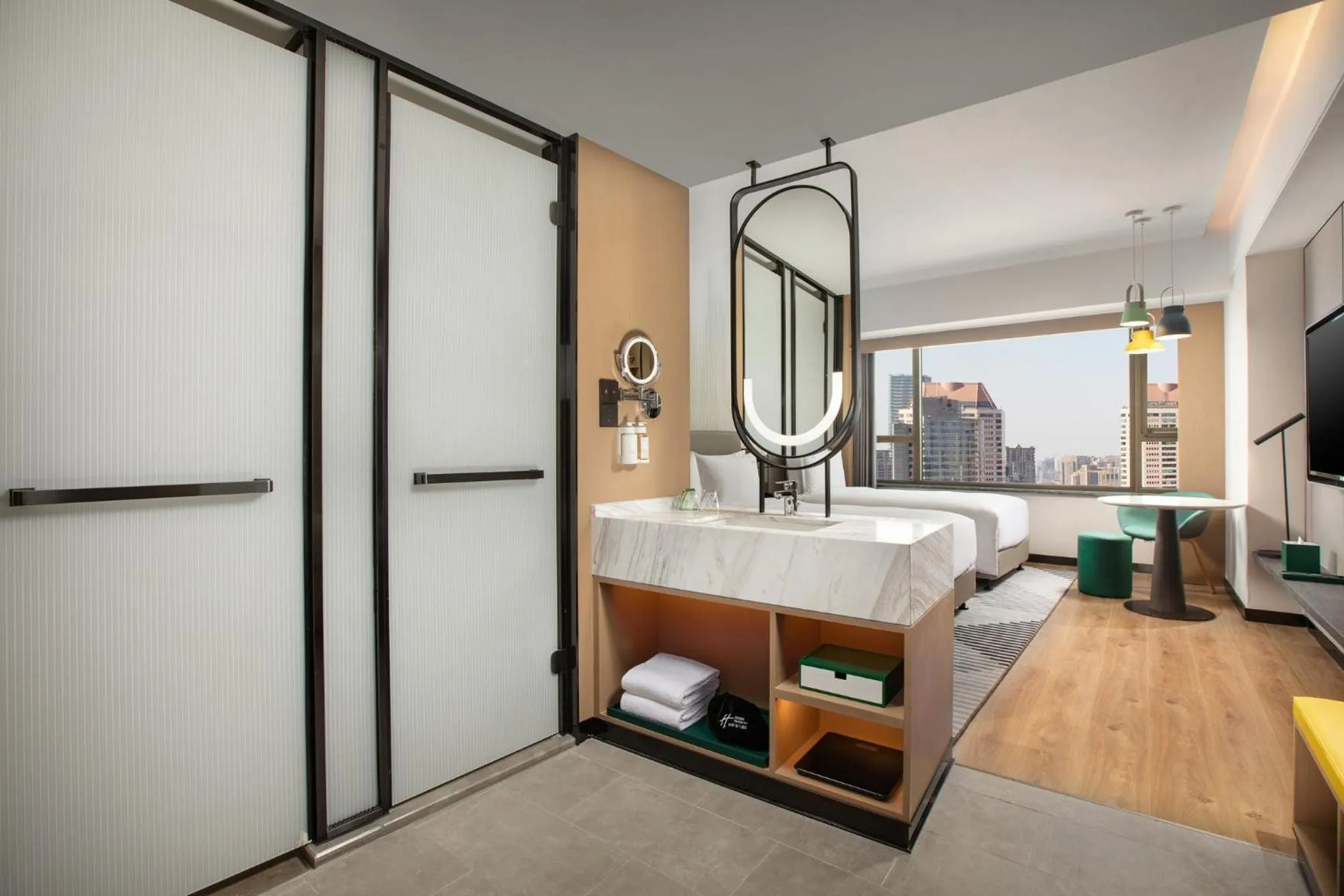 Photo of the whole room, Bed in Holiday Inn Shanghai Nanjing Road by IHG