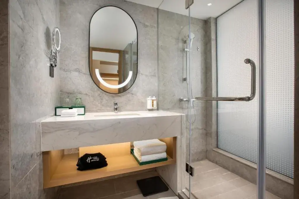 Standard Room with One King Bed and One Single Bed in Holiday Inn Shanghai Nanjing Road by IHG Standard Room with One King Bed and One Single Bed in Holiday Inn Shanghai Nanjing Road by IHG