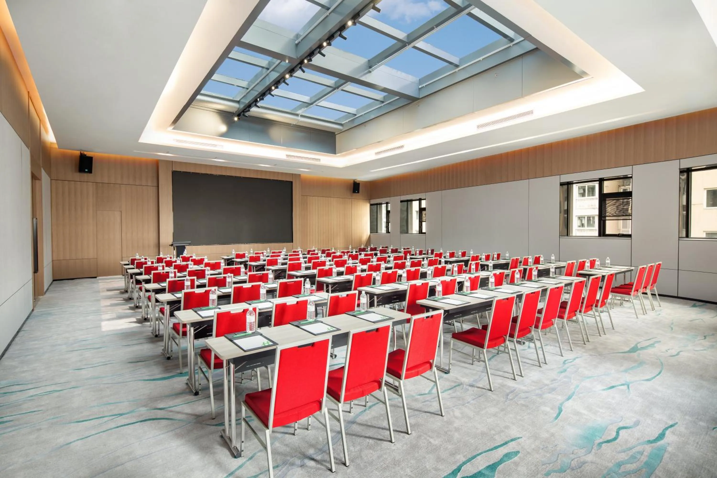 Meeting/conference room in Holiday Inn Shanghai Nanjing Road by IHG
