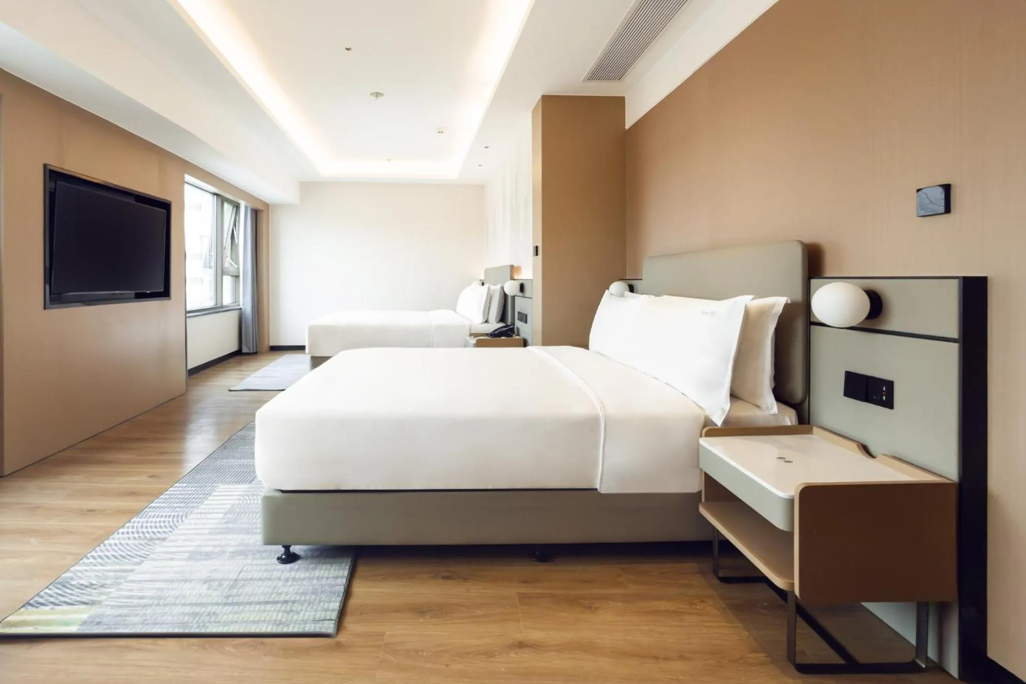 Photo of the whole room, Bed in Holiday Inn Shanghai Nanjing Road by IHG