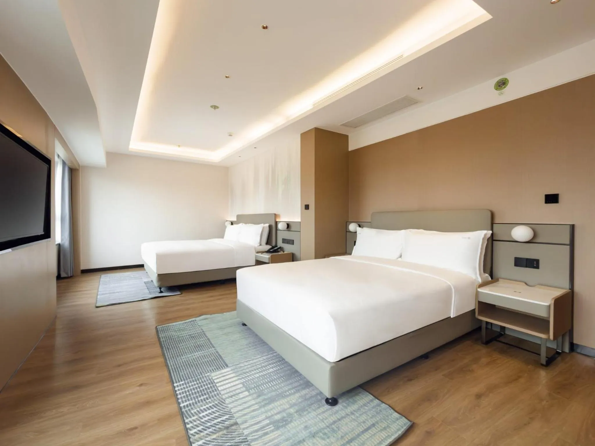 Photo of the whole room, Bed in Holiday Inn Shanghai Nanjing Road by IHG