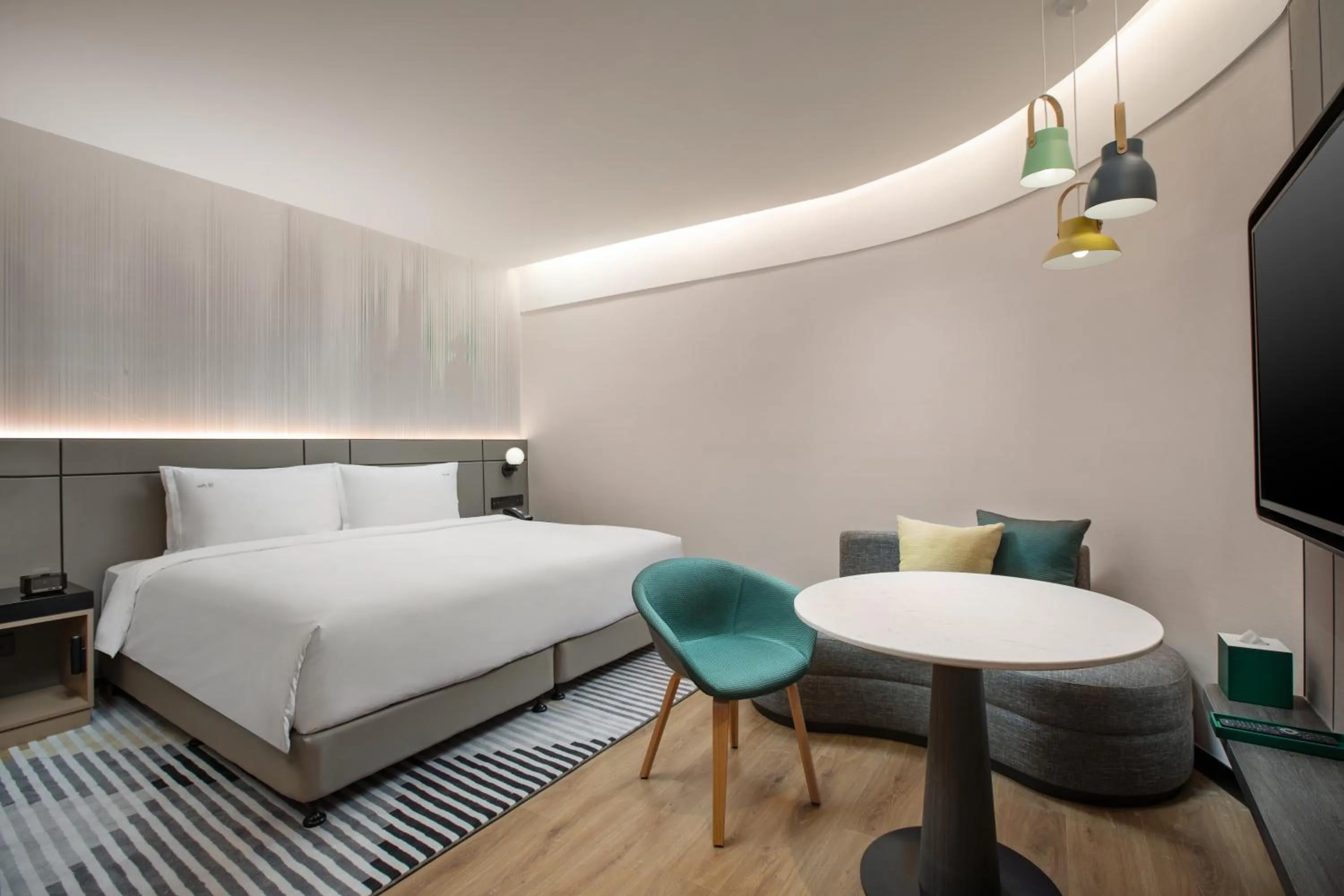 Photo of the whole room, Bed in Holiday Inn Shanghai Nanjing Road by IHG