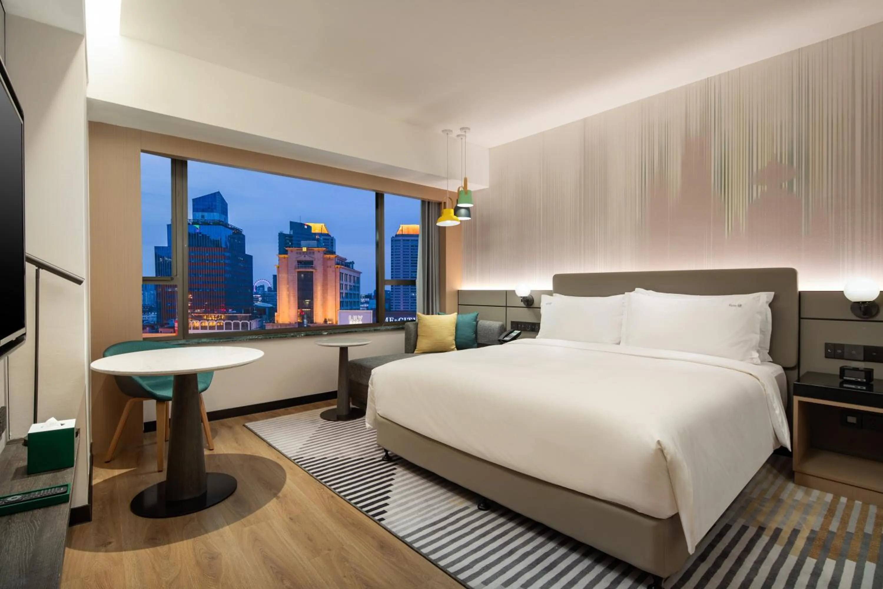 Photo of the whole room, Bed in Holiday Inn Shanghai Nanjing Road by IHG