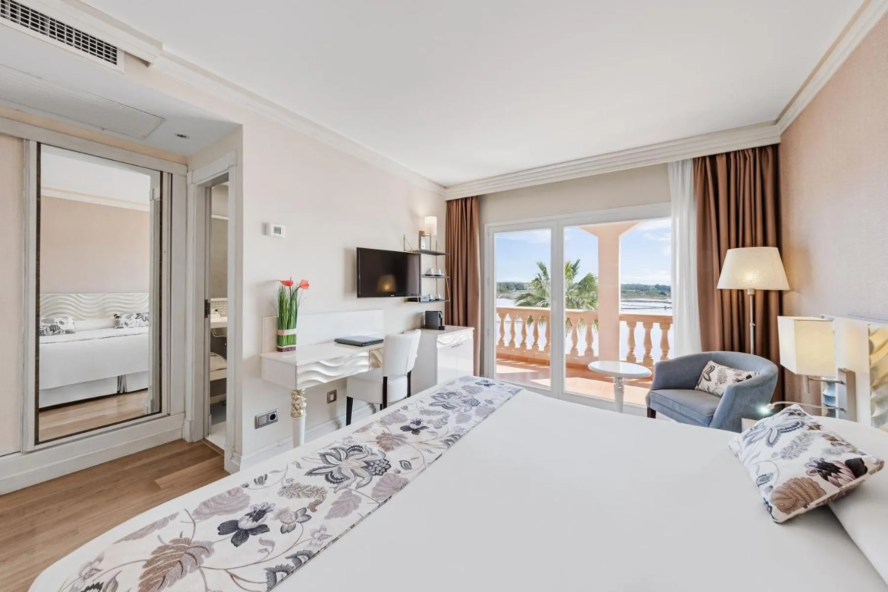 Bed in El Coto Boutique & Spa Hotel