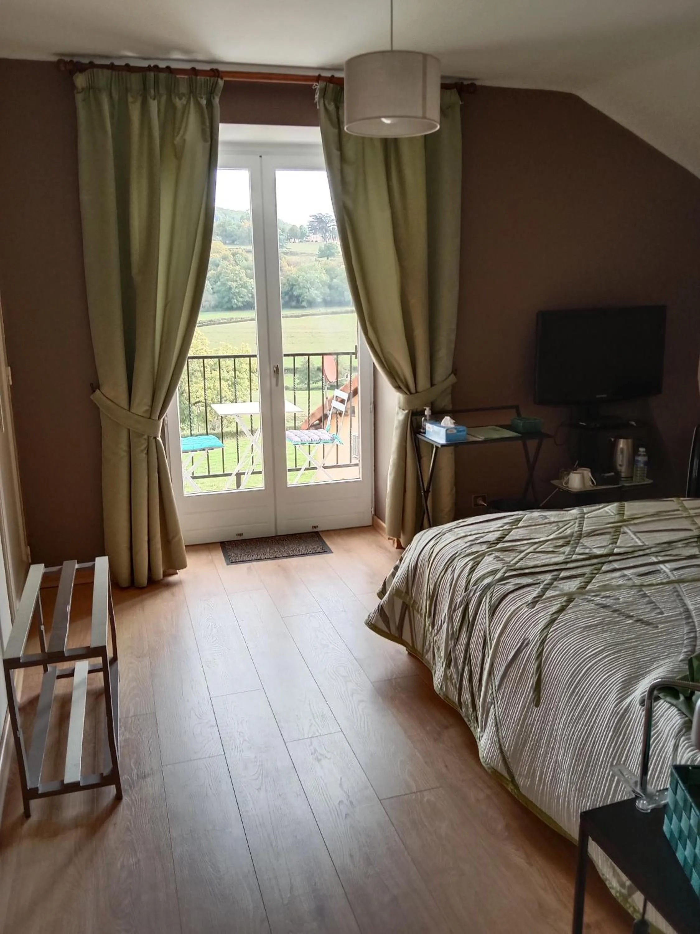 Family Room with Shared Bathroom in L OLIVIER DE ST LEGER