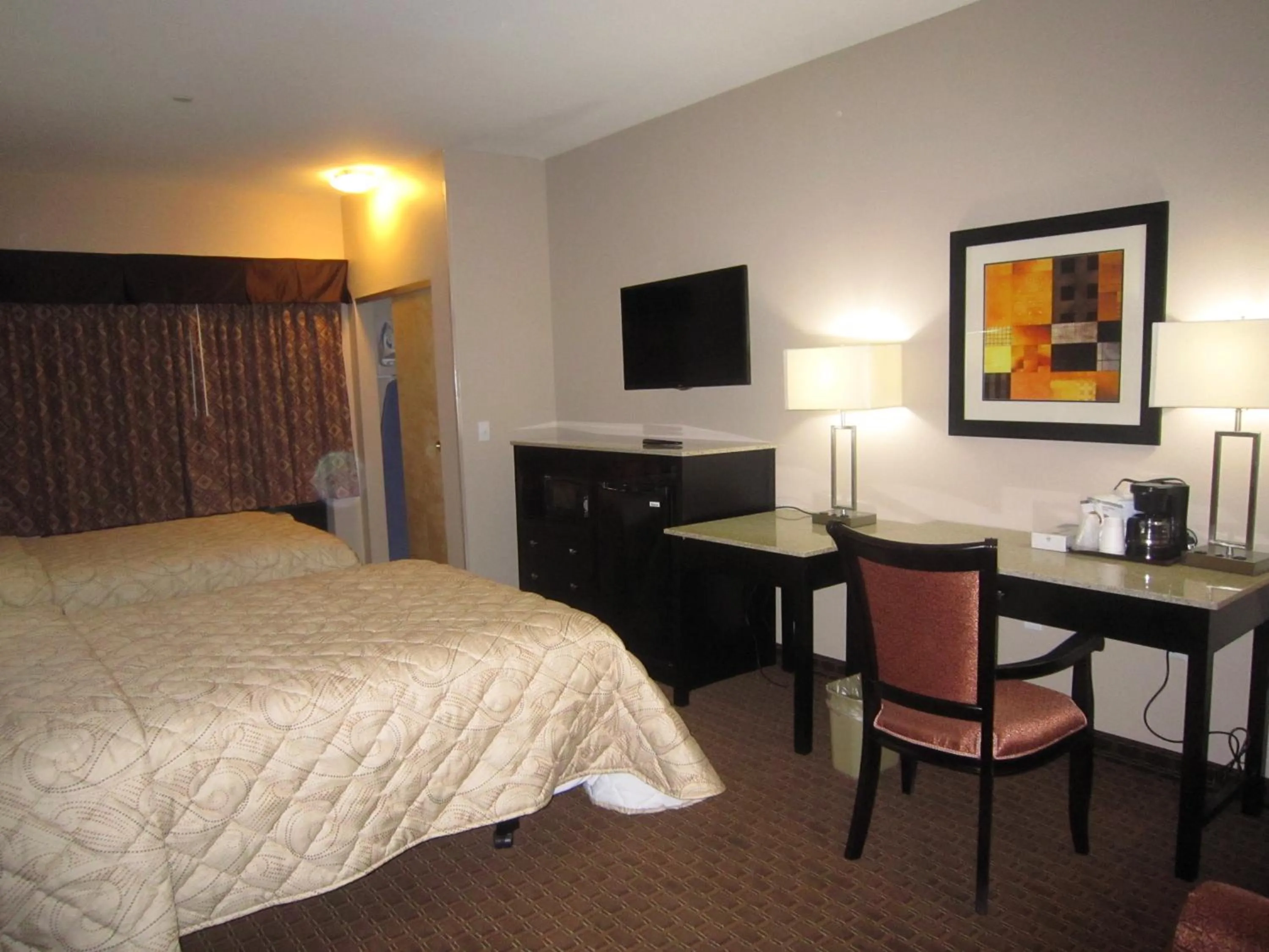 Photo of the whole room, Bed in Red Carpet Inn and Suites Monmouth Junction