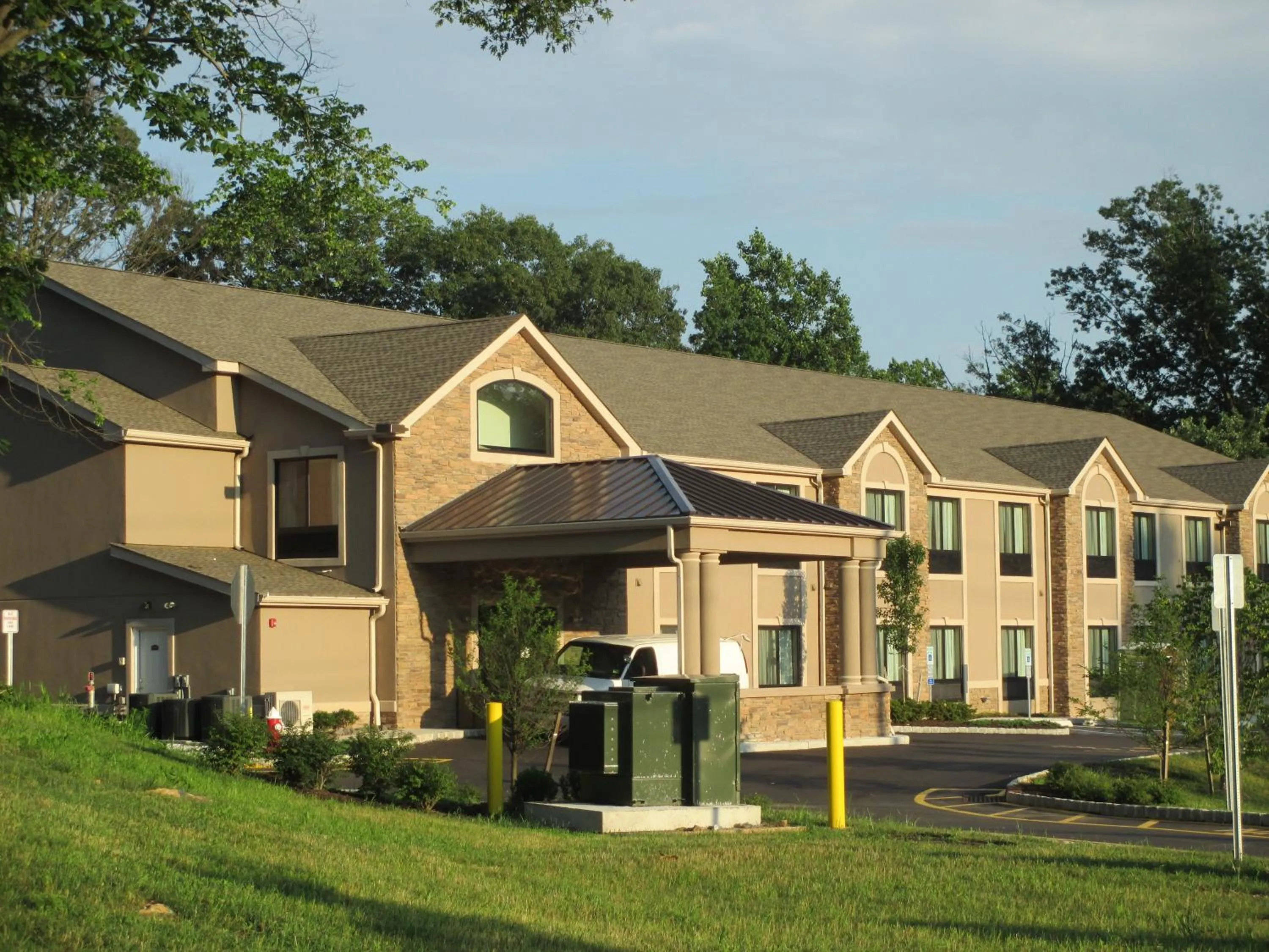 Property building in Red Carpet Inn and Suites Monmouth Junction