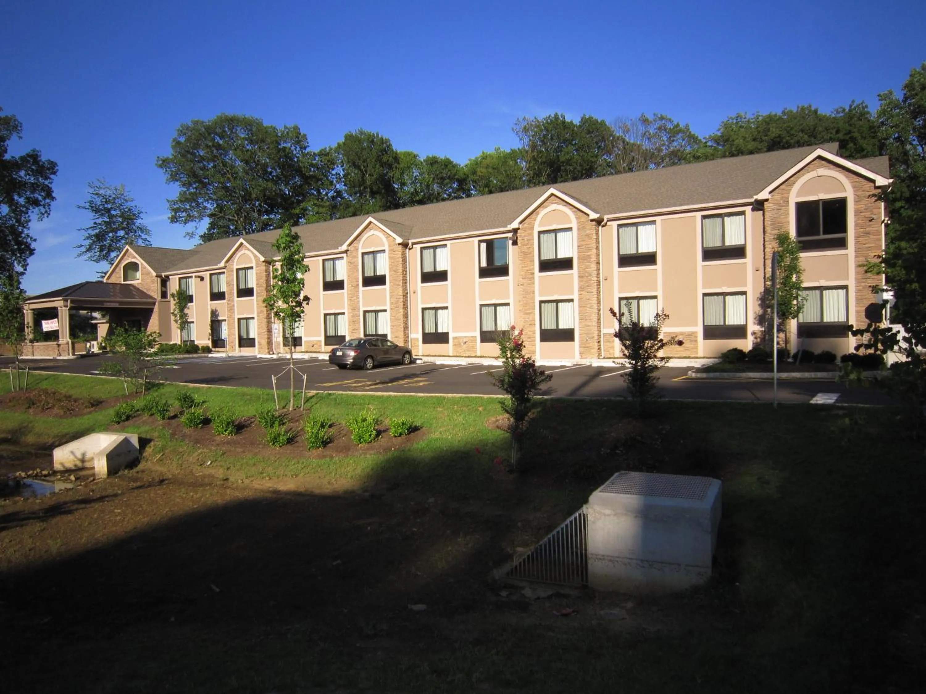 Property building in Red Carpet Inn and Suites Monmouth Junction