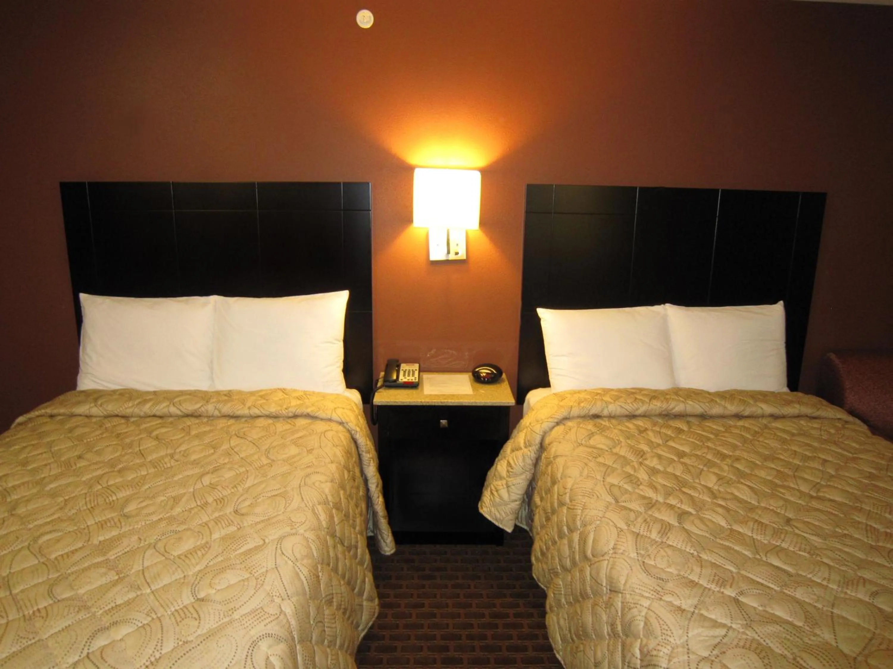 Bed in Red Carpet Inn and Suites Monmouth Junction