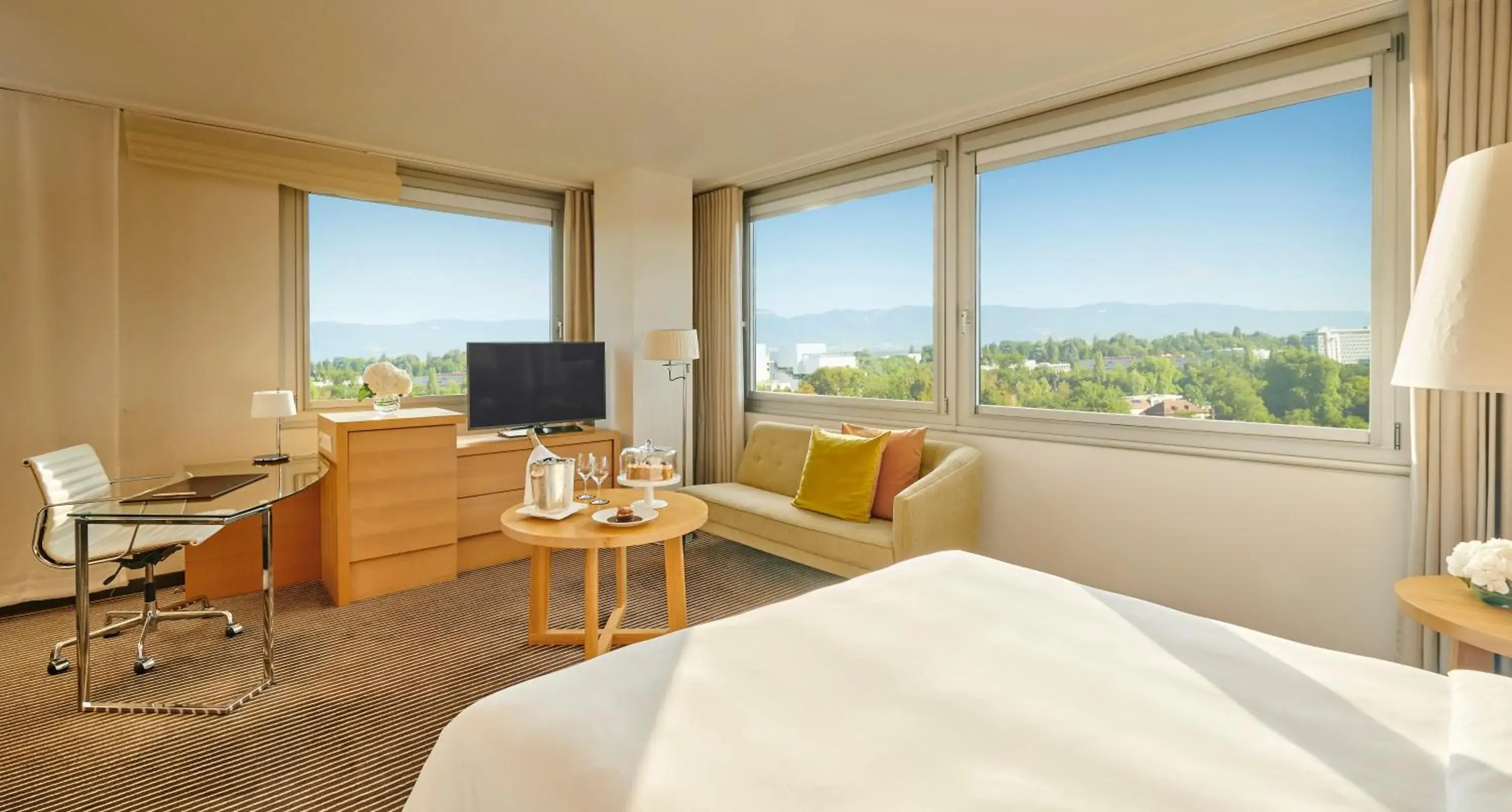 Photo of the whole room, Bed in InterContinental Genève by IHG Photo of the whole room, Bed in InterContinental Genève by IHG