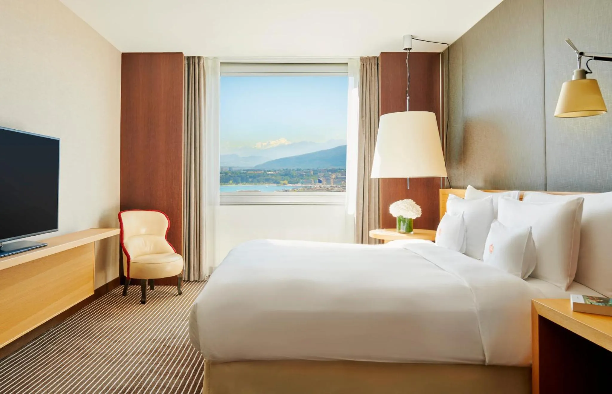 Photo of the whole room, Bed in InterContinental Genève by IHG