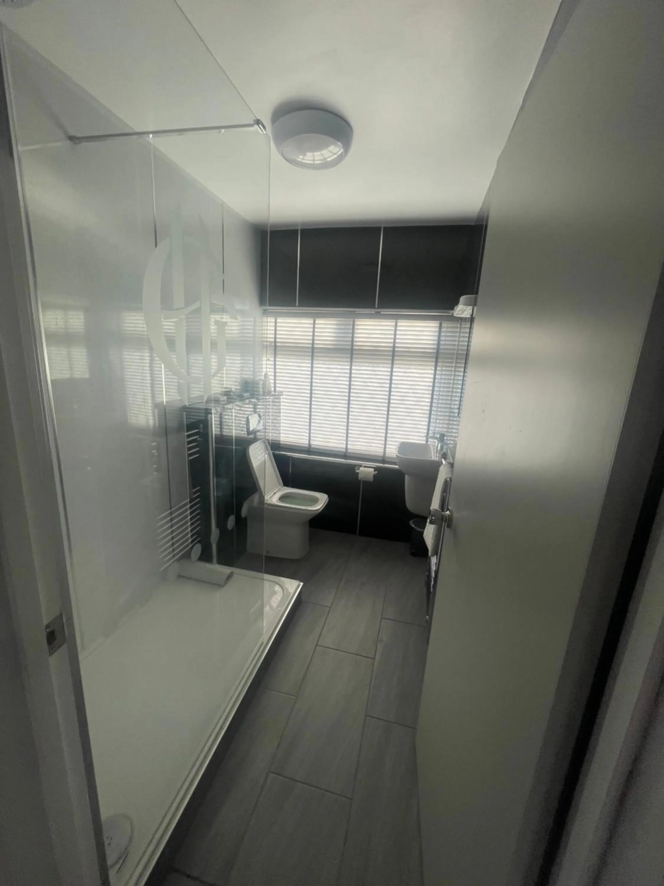 Shower, Bed in The Grand Hotel