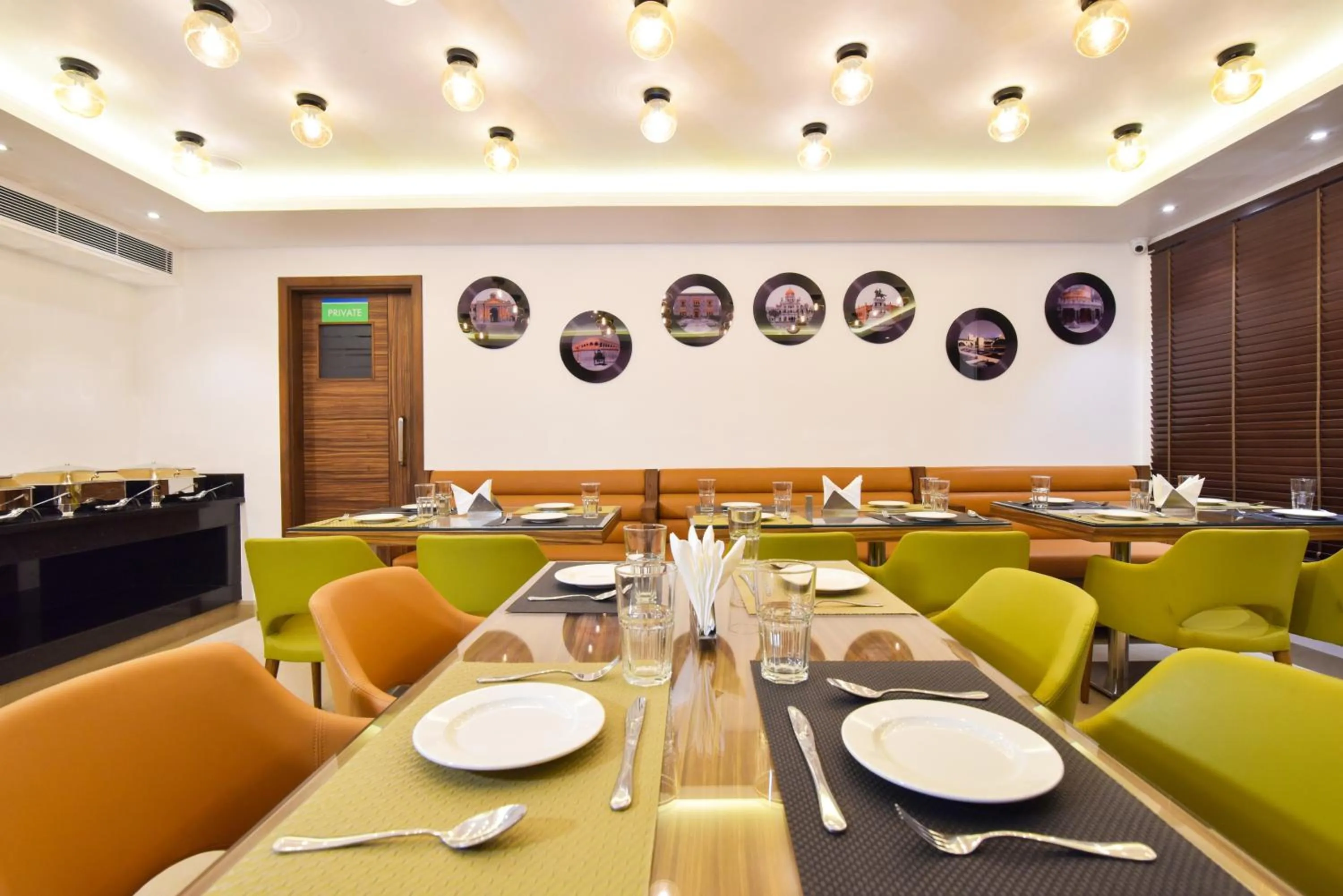 Restaurant/places to eat in SureStay by Best Western Heritage Walk