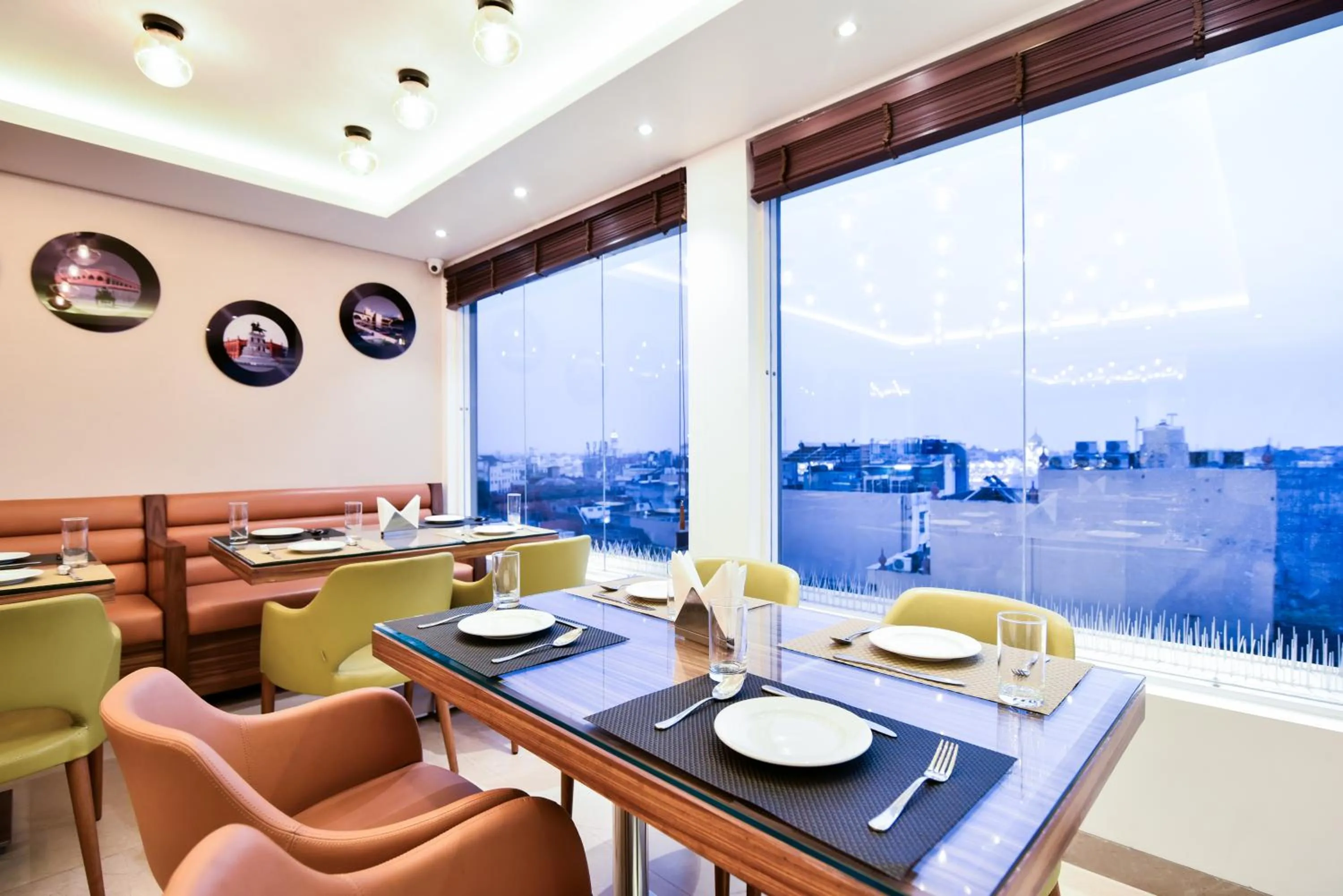 Restaurant/places to eat in SureStay by Best Western Heritage Walk