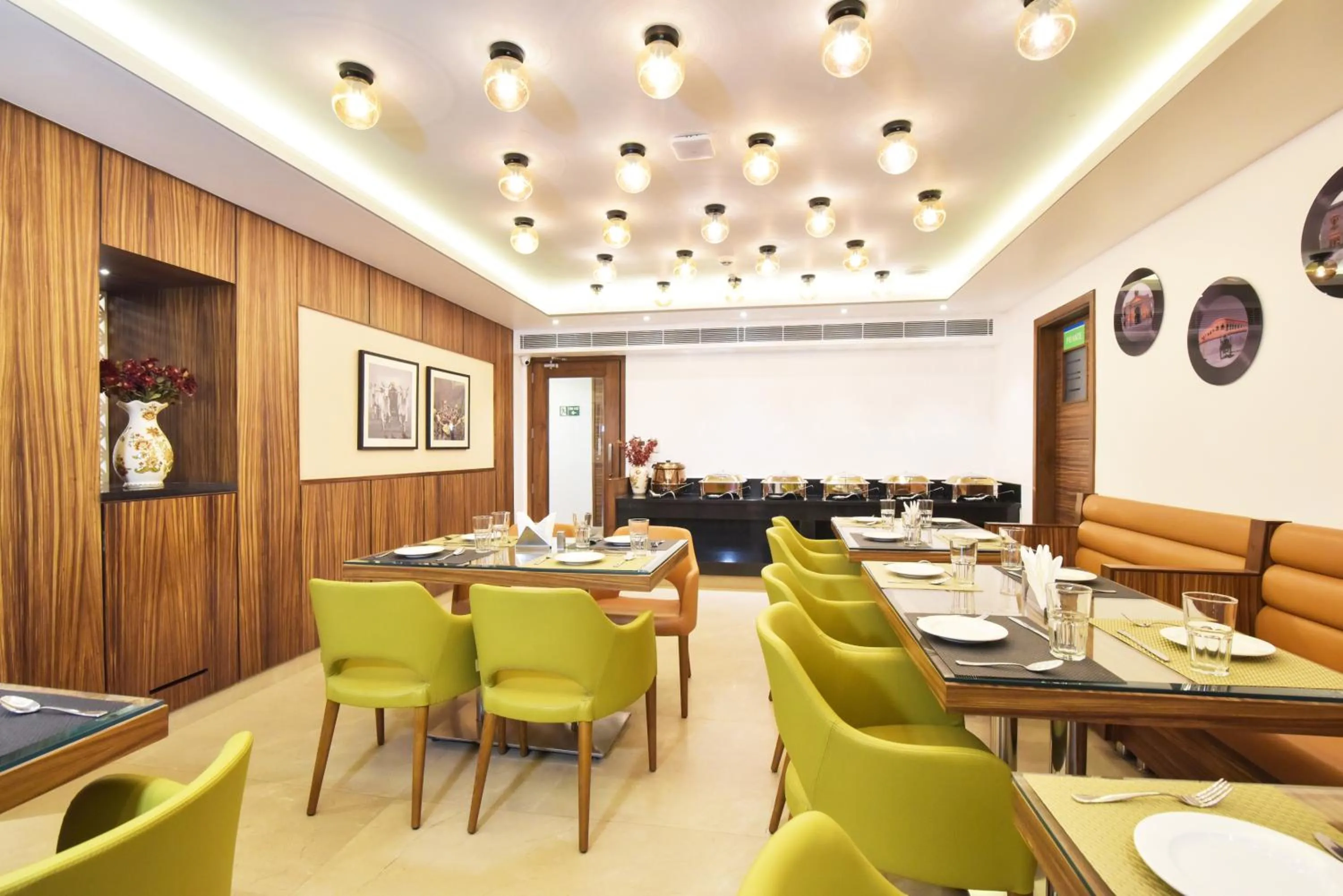 Restaurant/places to eat in SureStay by Best Western Heritage Walk