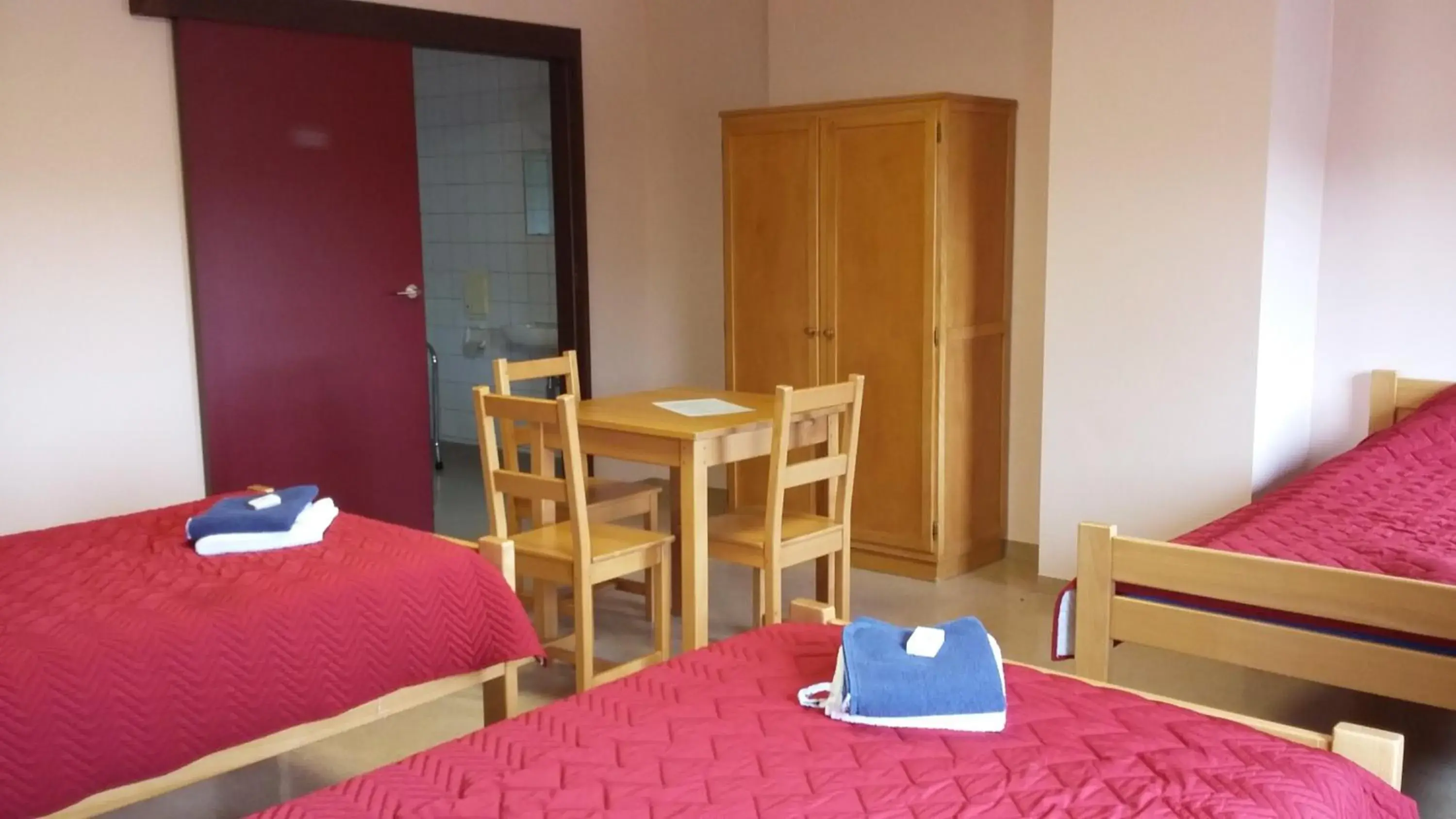 Family Room with Private Bathroom in Chaityfontaine Family Room with Private Bathroom in Chaityfontaine