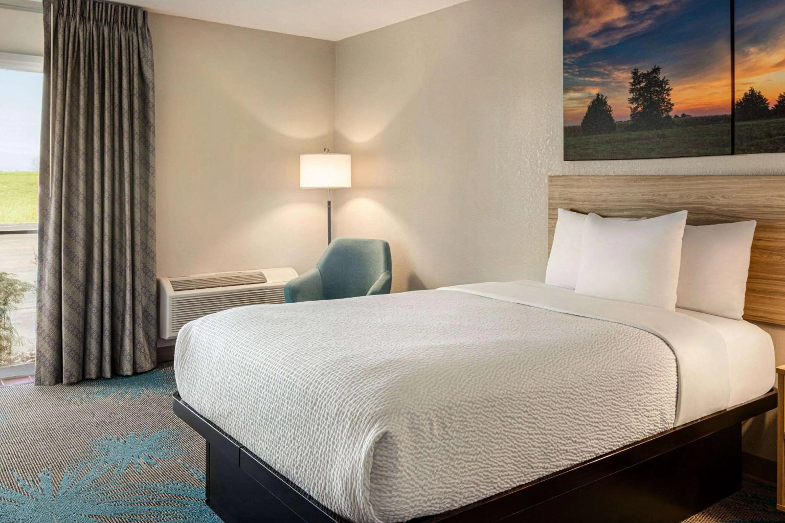 Photo of the whole room, Bed in Days Inn by Wyndham Grand Island I-80