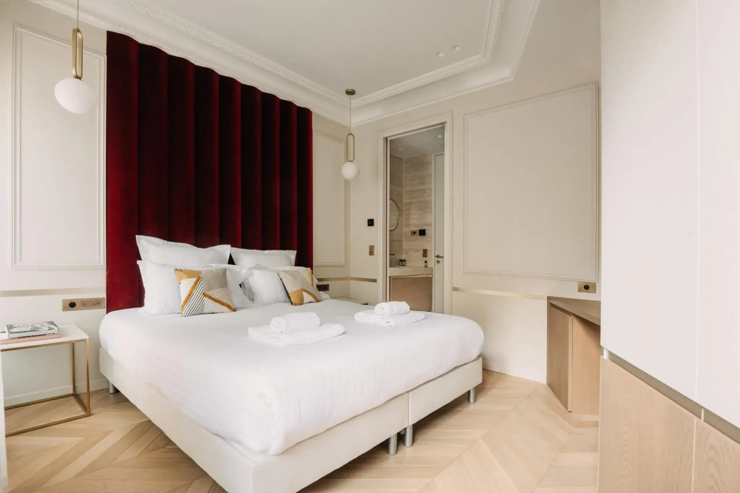 Bed in HIGHSTAY - Luxury Serviced Apartments - Champs-Elysées Bed in HIGHSTAY - Luxury Serviced Apartments - Champs-Elysées