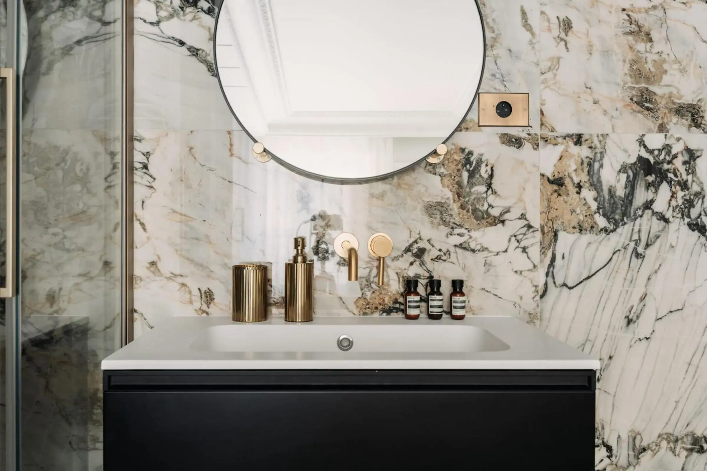 Toilet in HIGHSTAY - Luxury Serviced Apartments - Champs-Elysées Toilet in HIGHSTAY - Luxury Serviced Apartments - Champs-Elysées