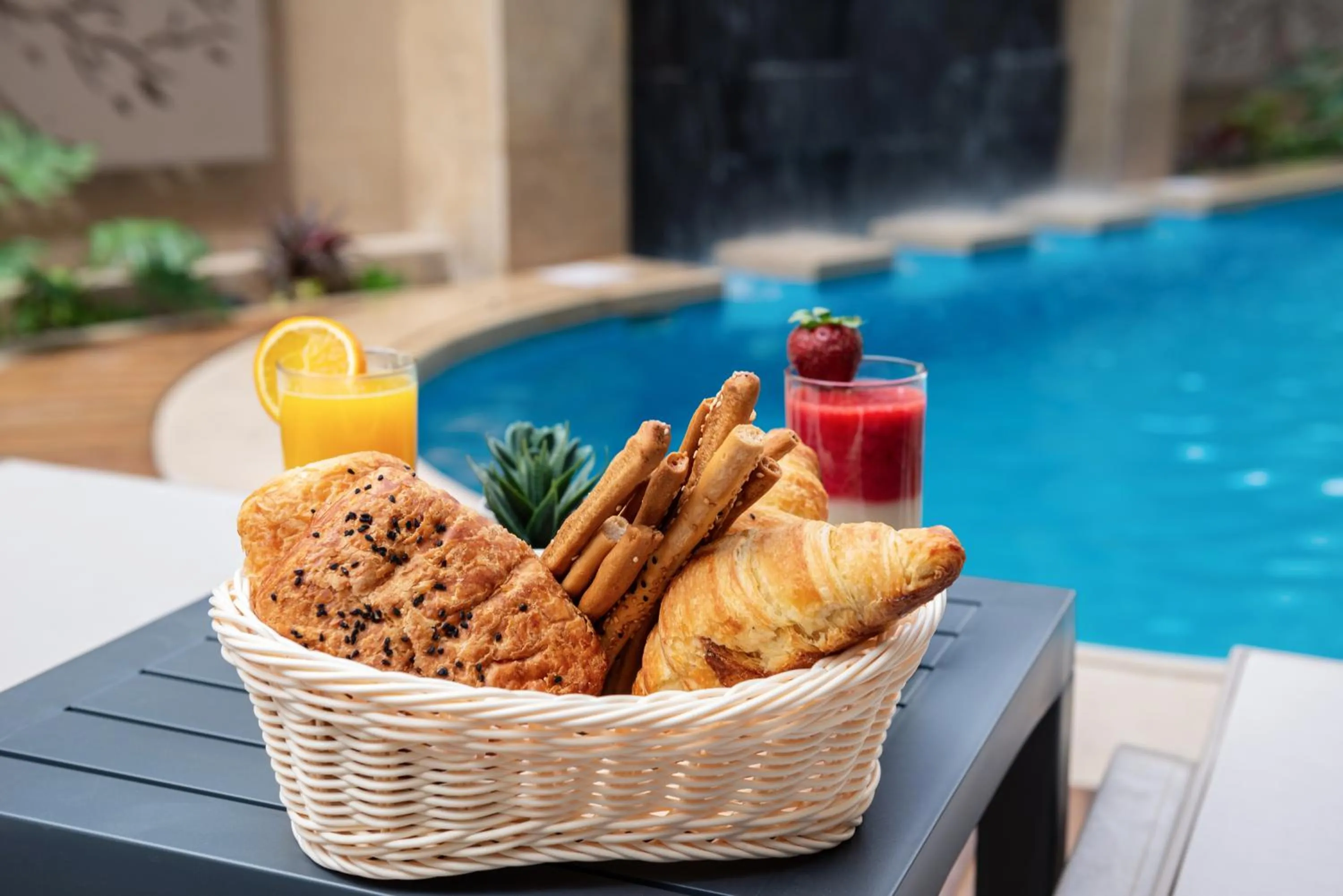 Restaurant/places to eat in Maran Residence