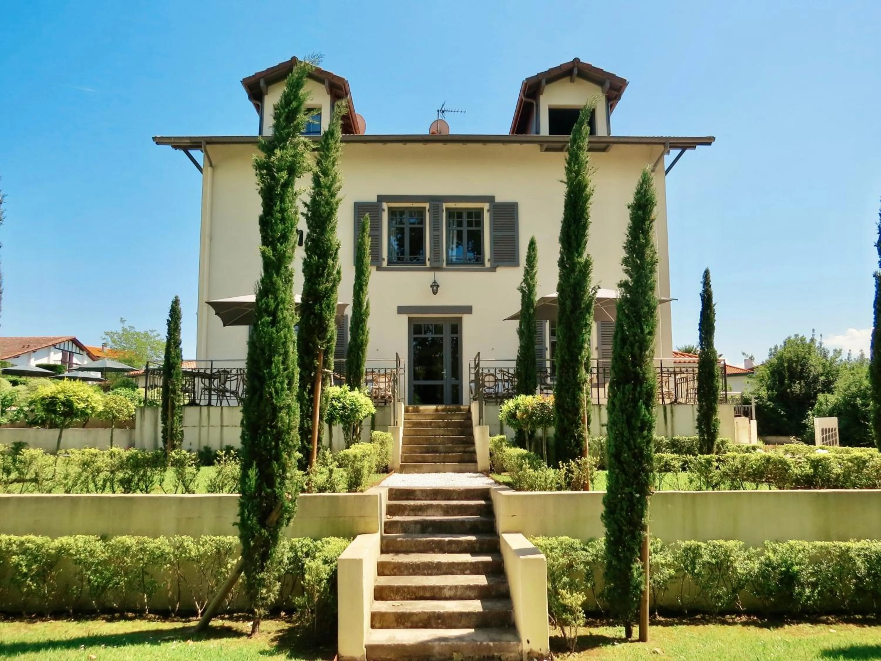 Property building in Hôtel Villa la Renaissance