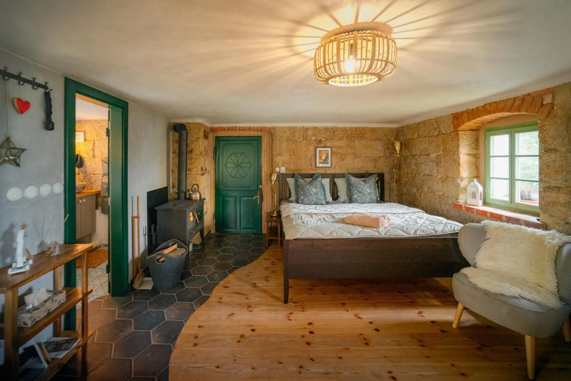 ENJOY Cozy Romance Hills Forest Gardens Views Sauna Whirlpool Bath ENJOY Cozy Romance Hills Forest Gardens Views Sauna Whirlpool Bath