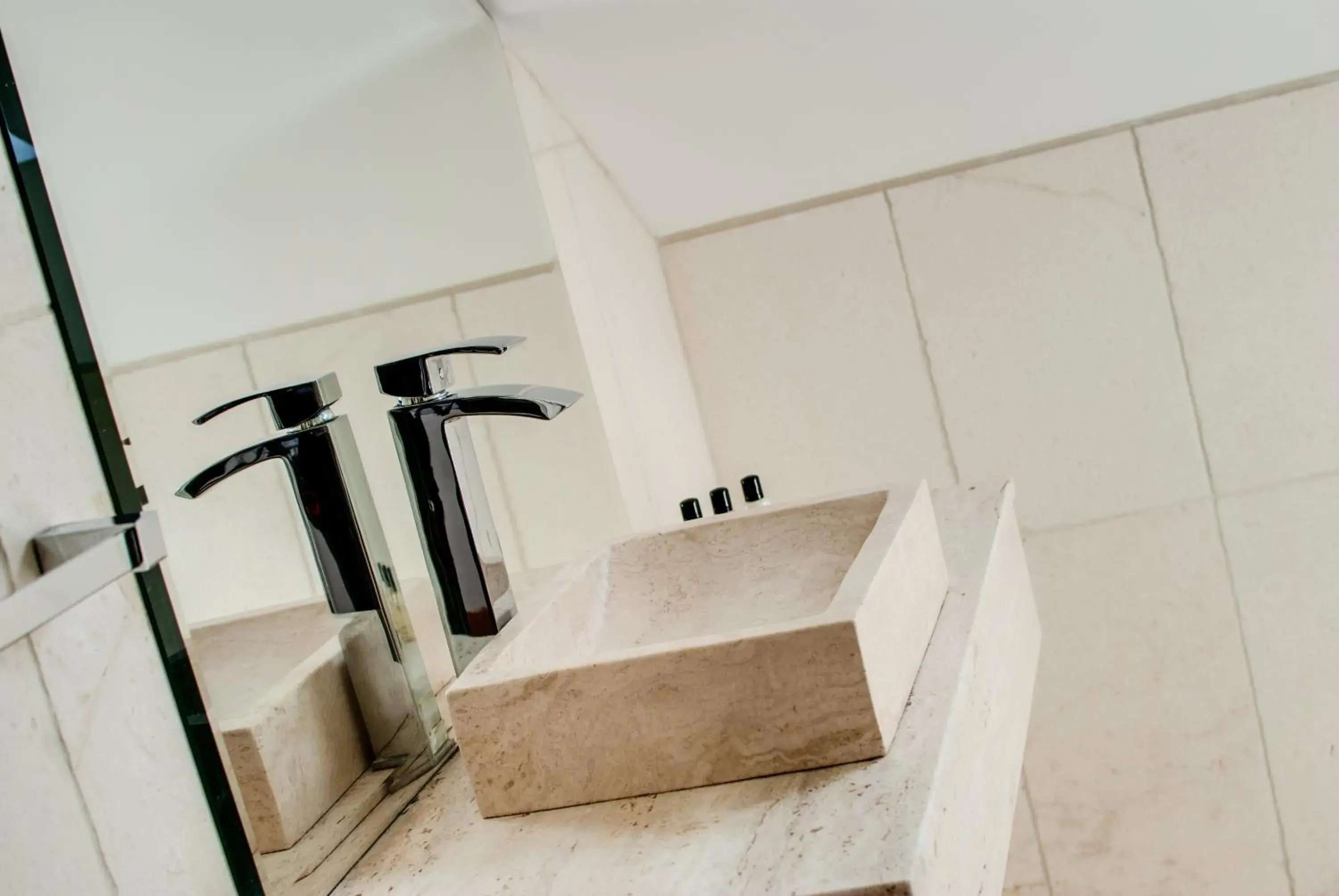 Shower in Base Serviced Apartments - Sir Thomas Street Shower in Base Serviced Apartments - Sir Thomas Street
