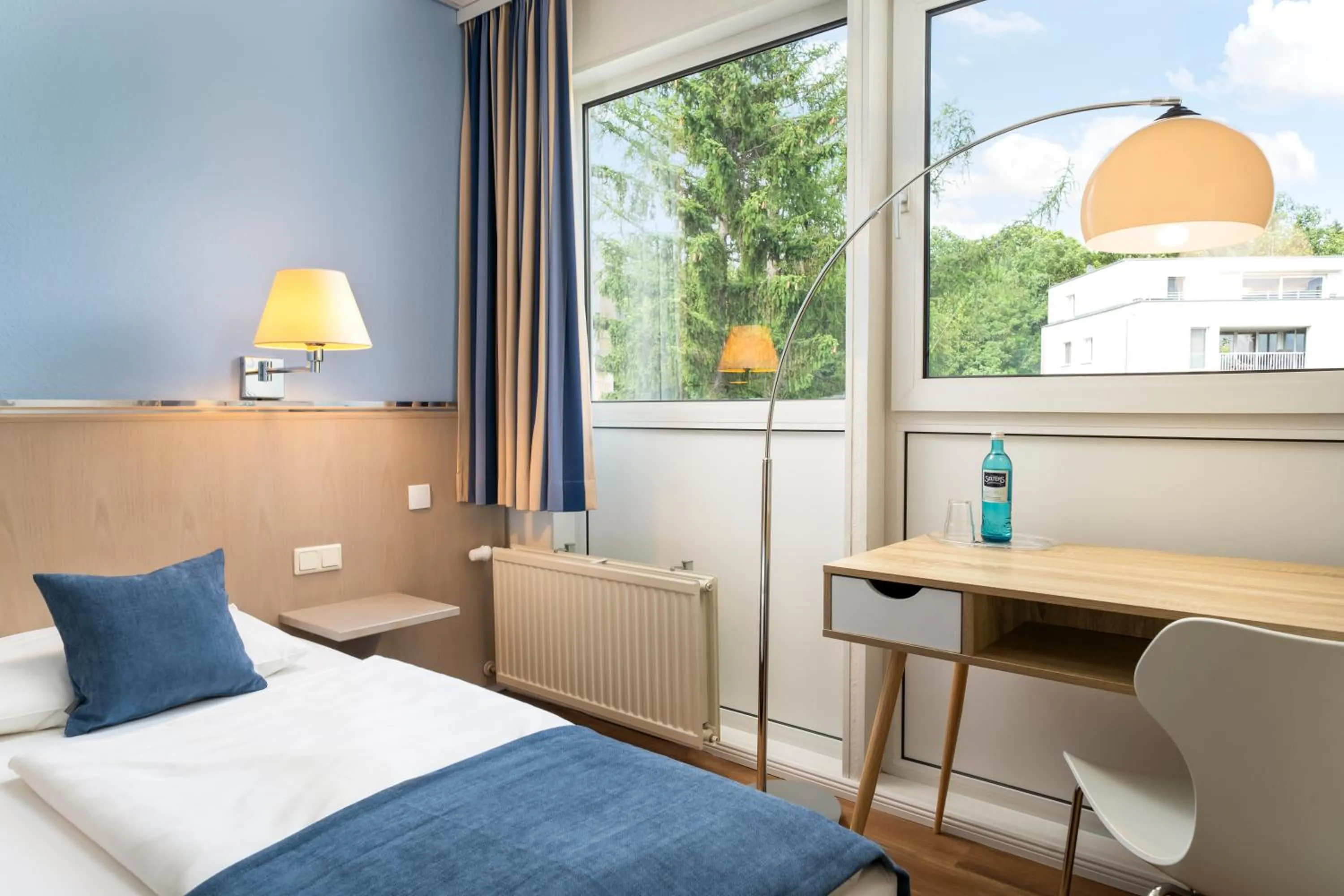 Photo of the whole room, Bed in NOVALIS Hotel by AURUM Dresden