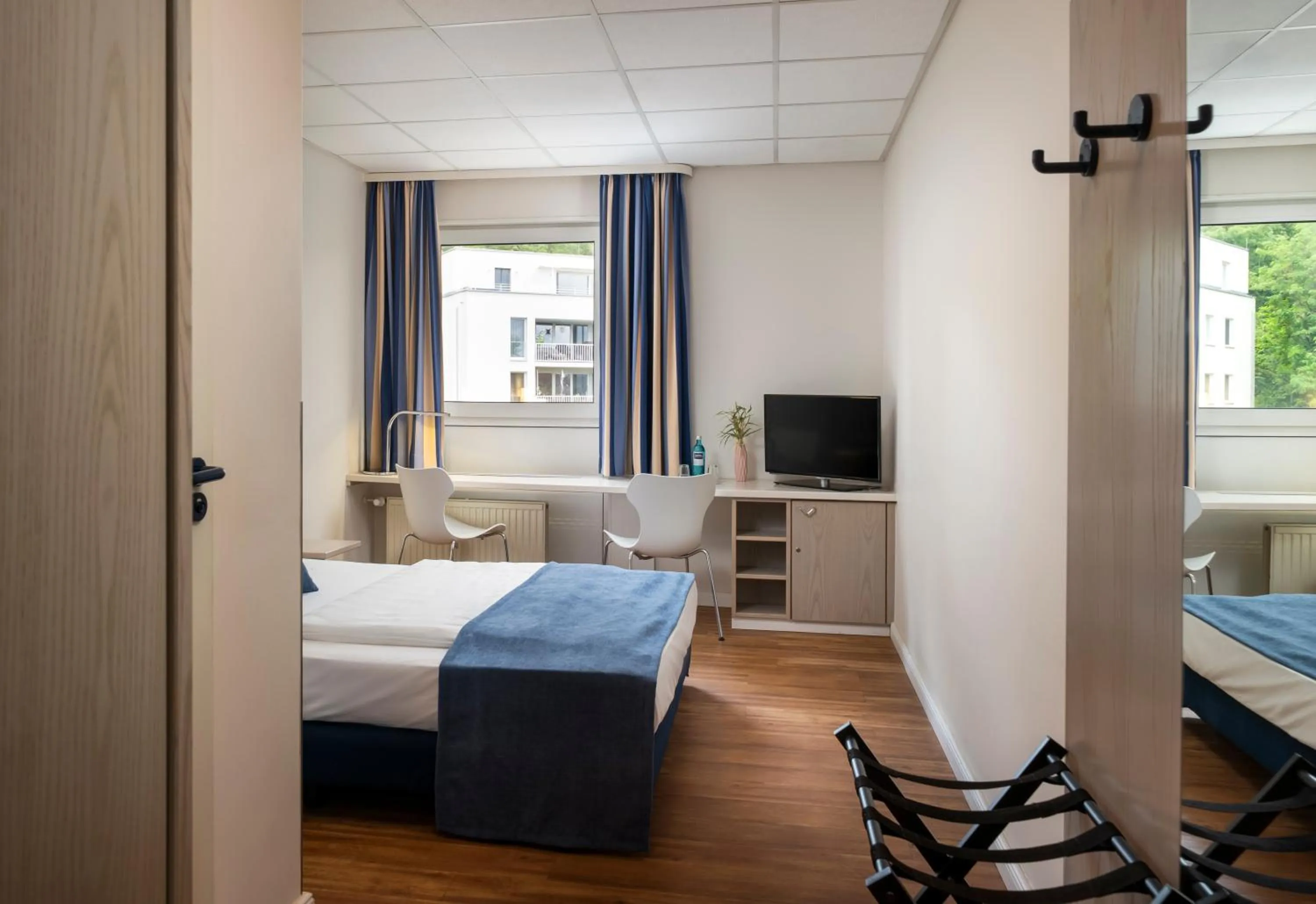 Photo of the whole room, Bed in NOVALIS Hotel by AURUM Dresden