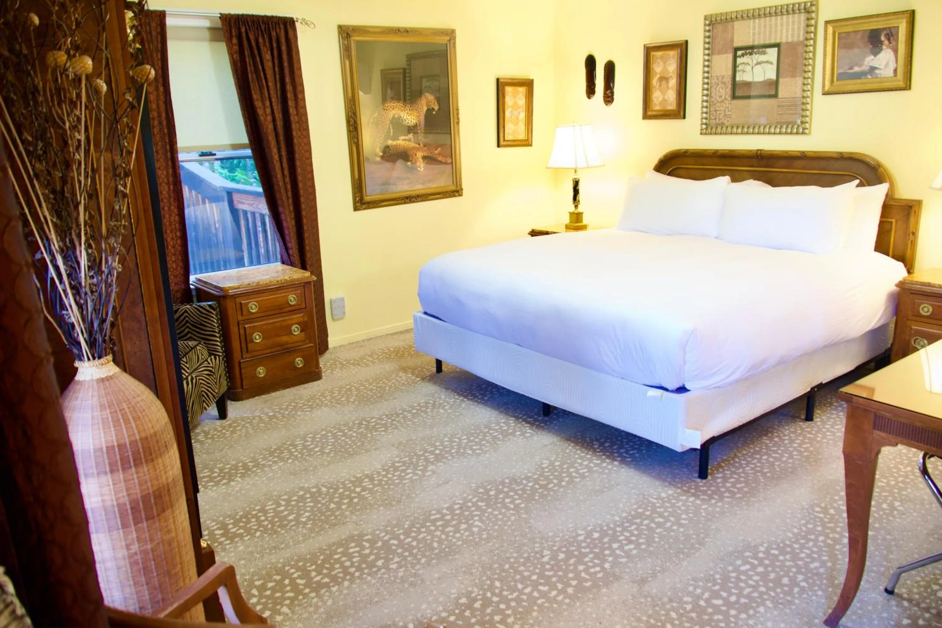 Bed in Yosemite Bug Rustic Mountain Resort