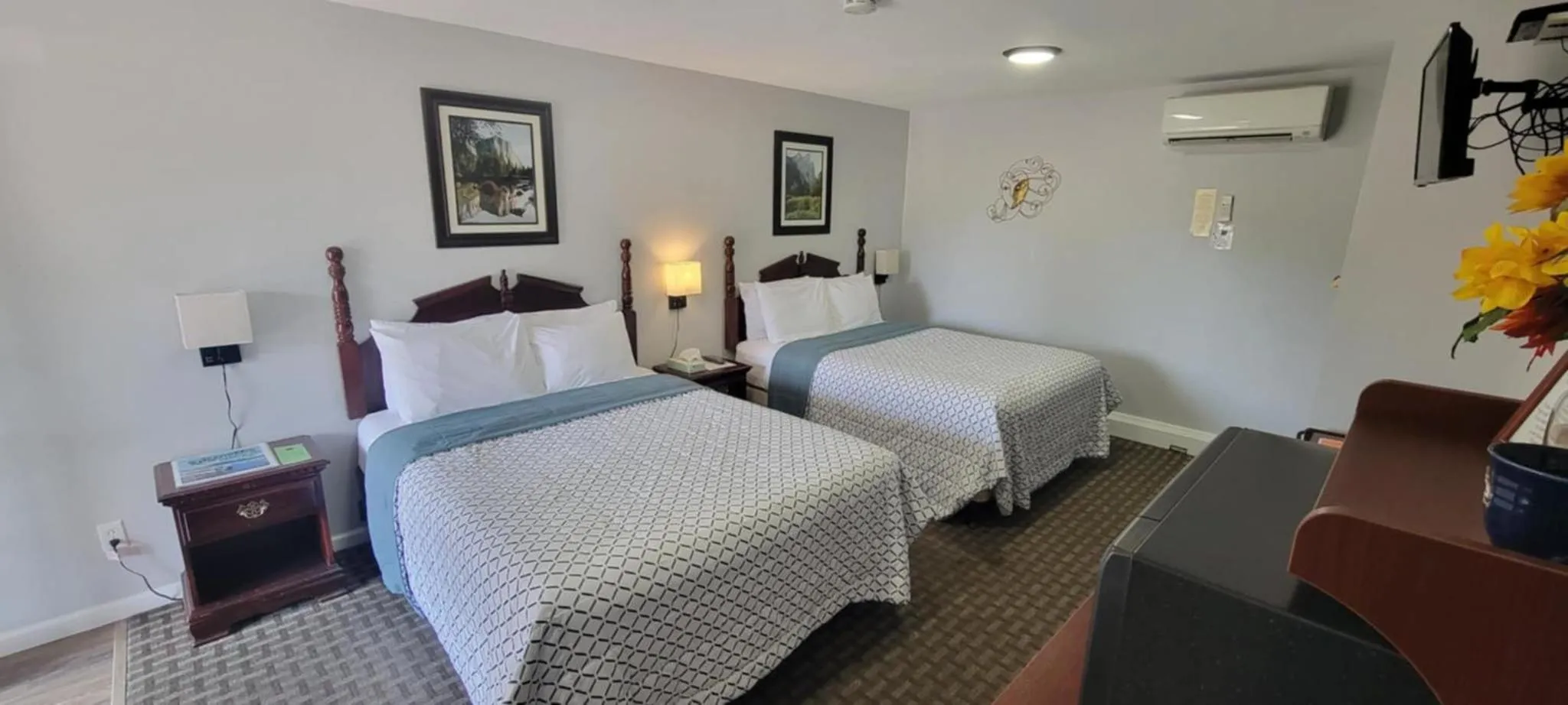 Photo of the whole room, Bed in 5th Street Inn