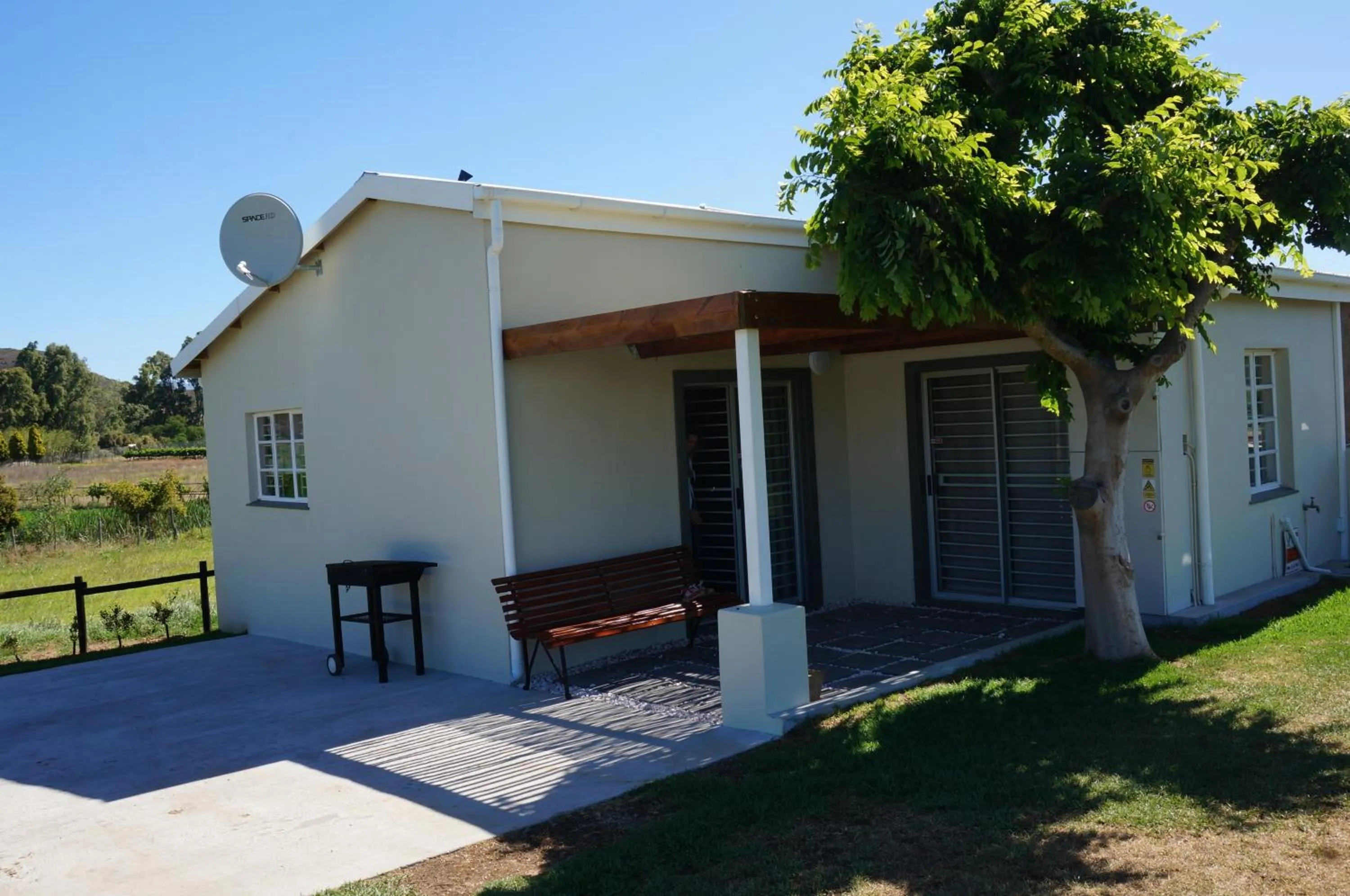 One-Bedroom Cottage - single occupancy in Beausoleil