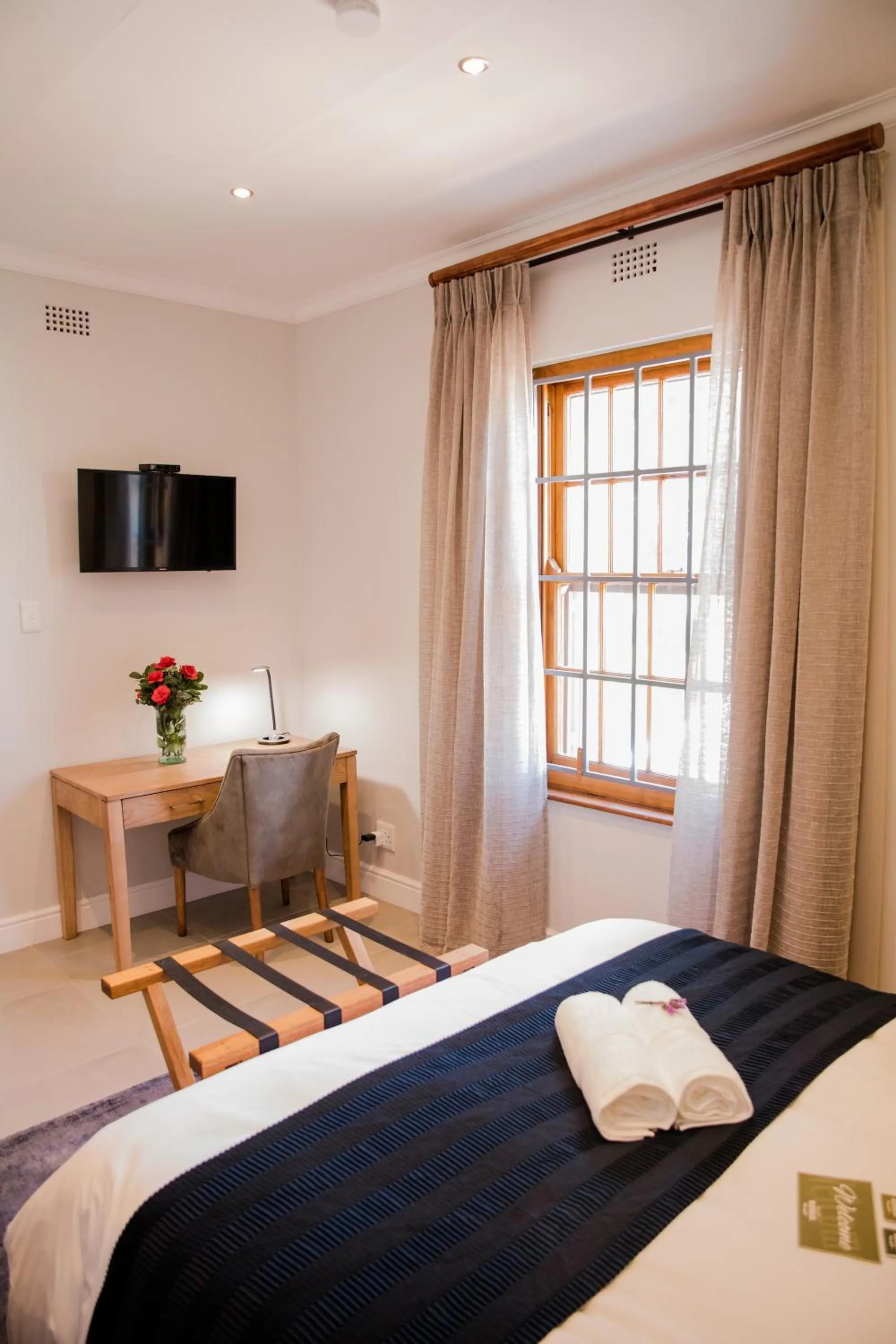 Queen Room with Pool View - single occupancy in Beausoleil