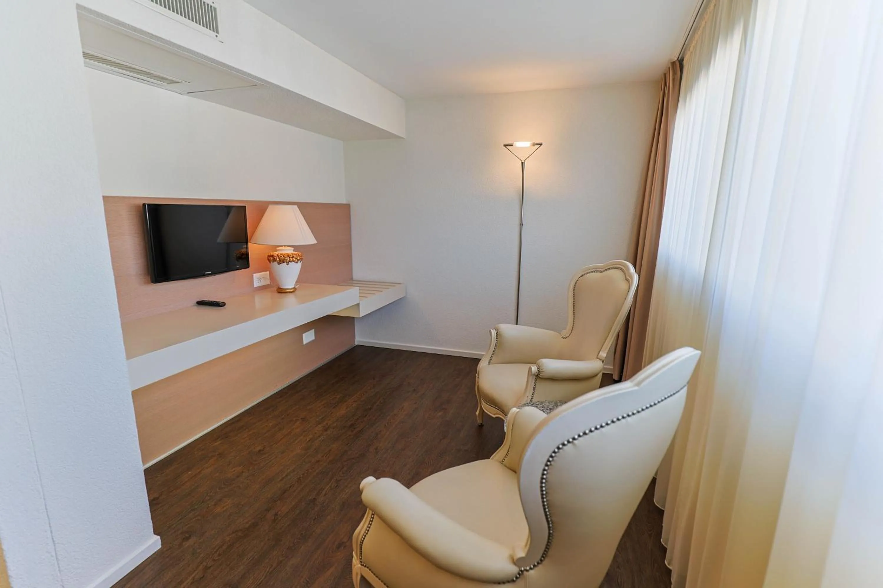 Communal lounge/ TV room in Hotel Muralto Locarno