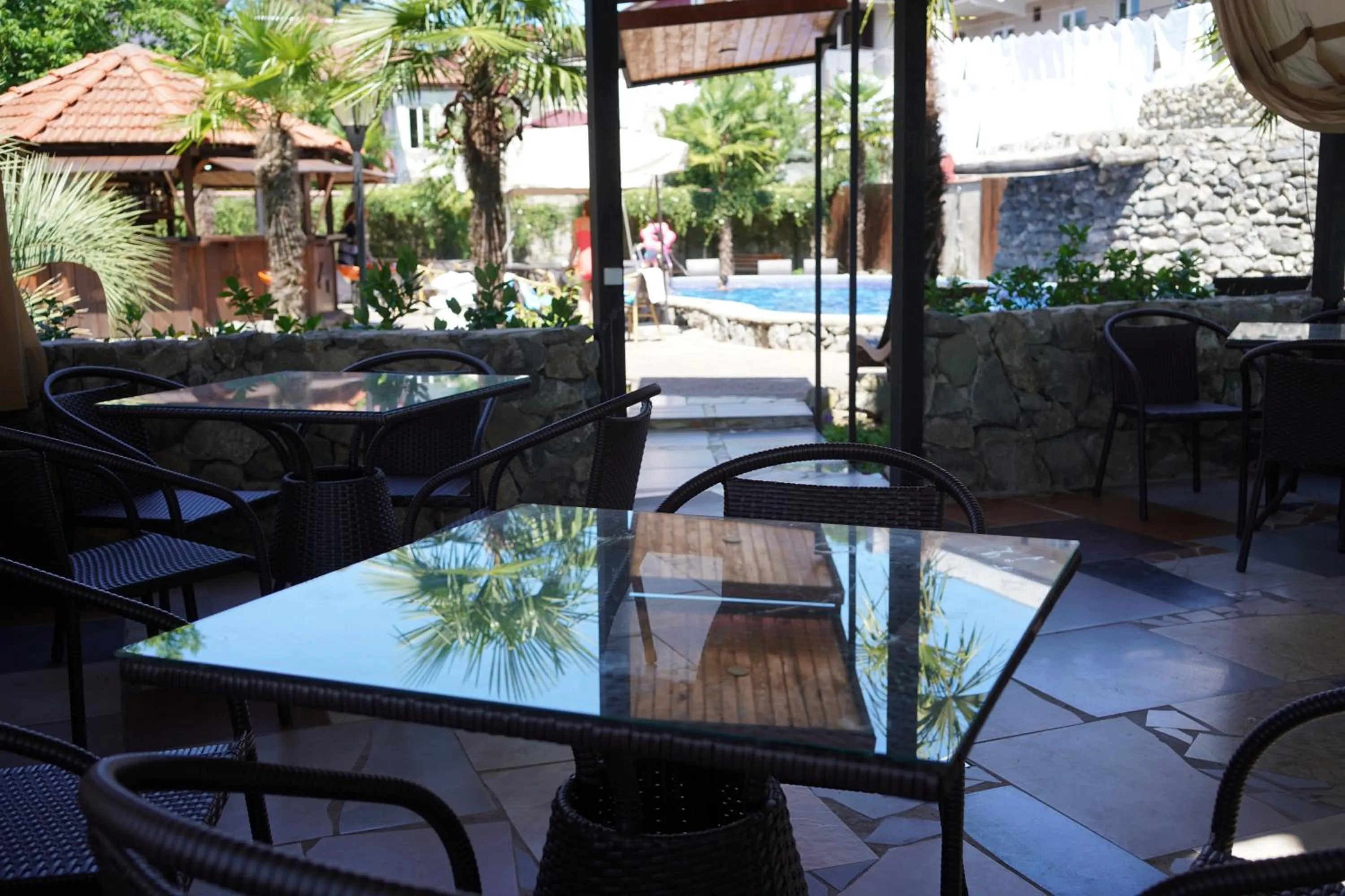 Restaurant/places to eat in Ponto Hotel