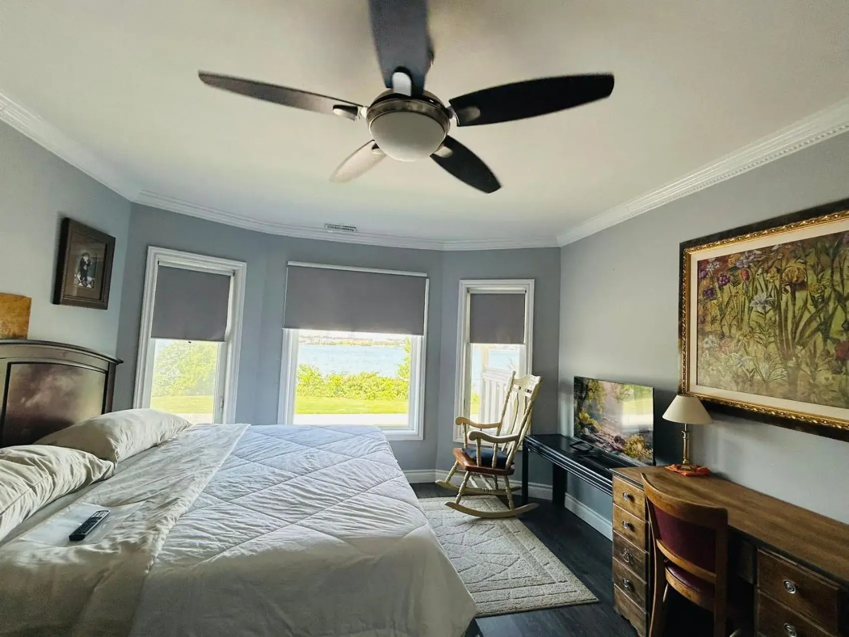 King Room with Lake View in Waterfront Home Windsor ,On, Ca King Room with Lake View in Waterfront Home Windsor ,On, Ca