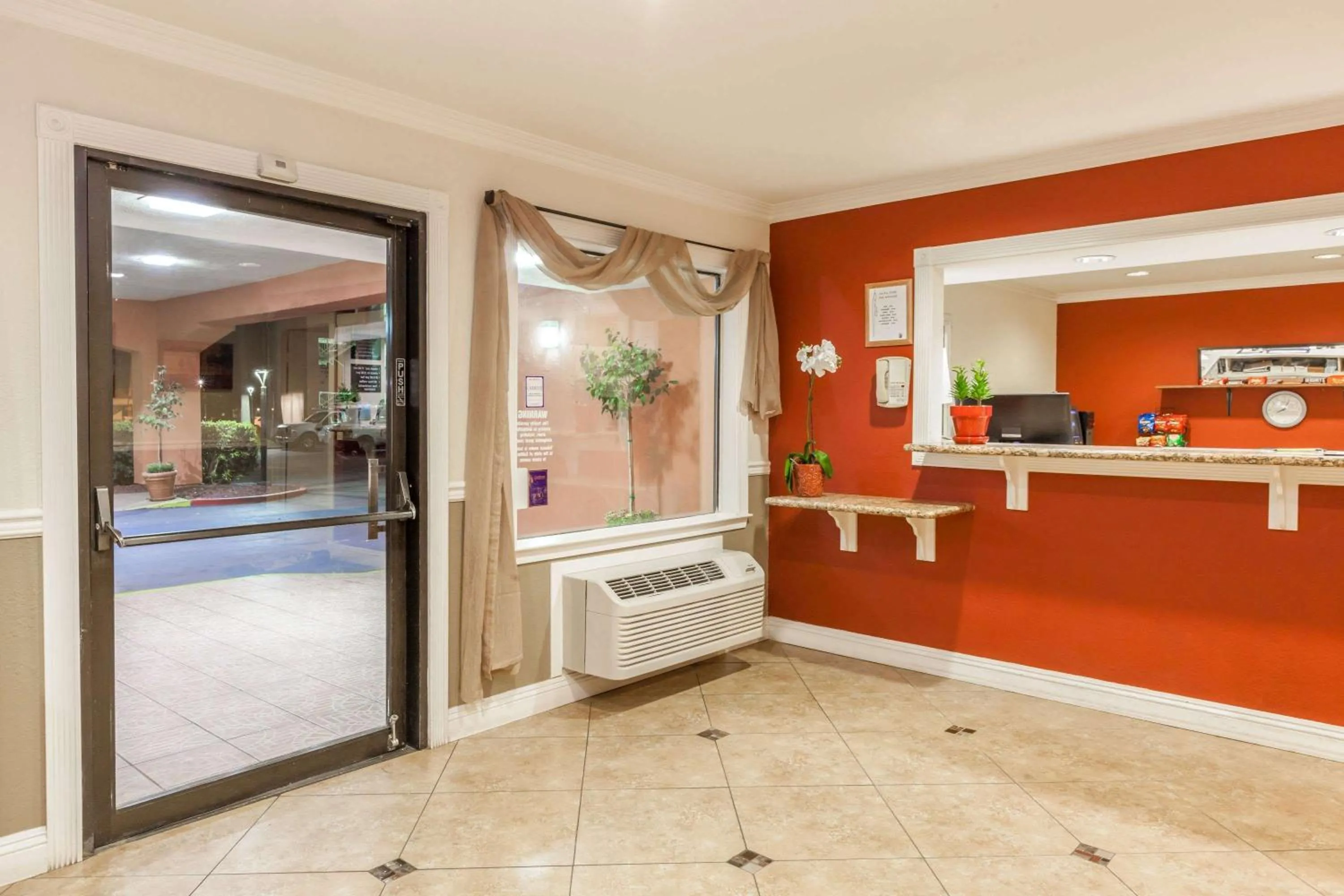 Lobby or reception in Super 8 by Wyndham Bakersfield/Central