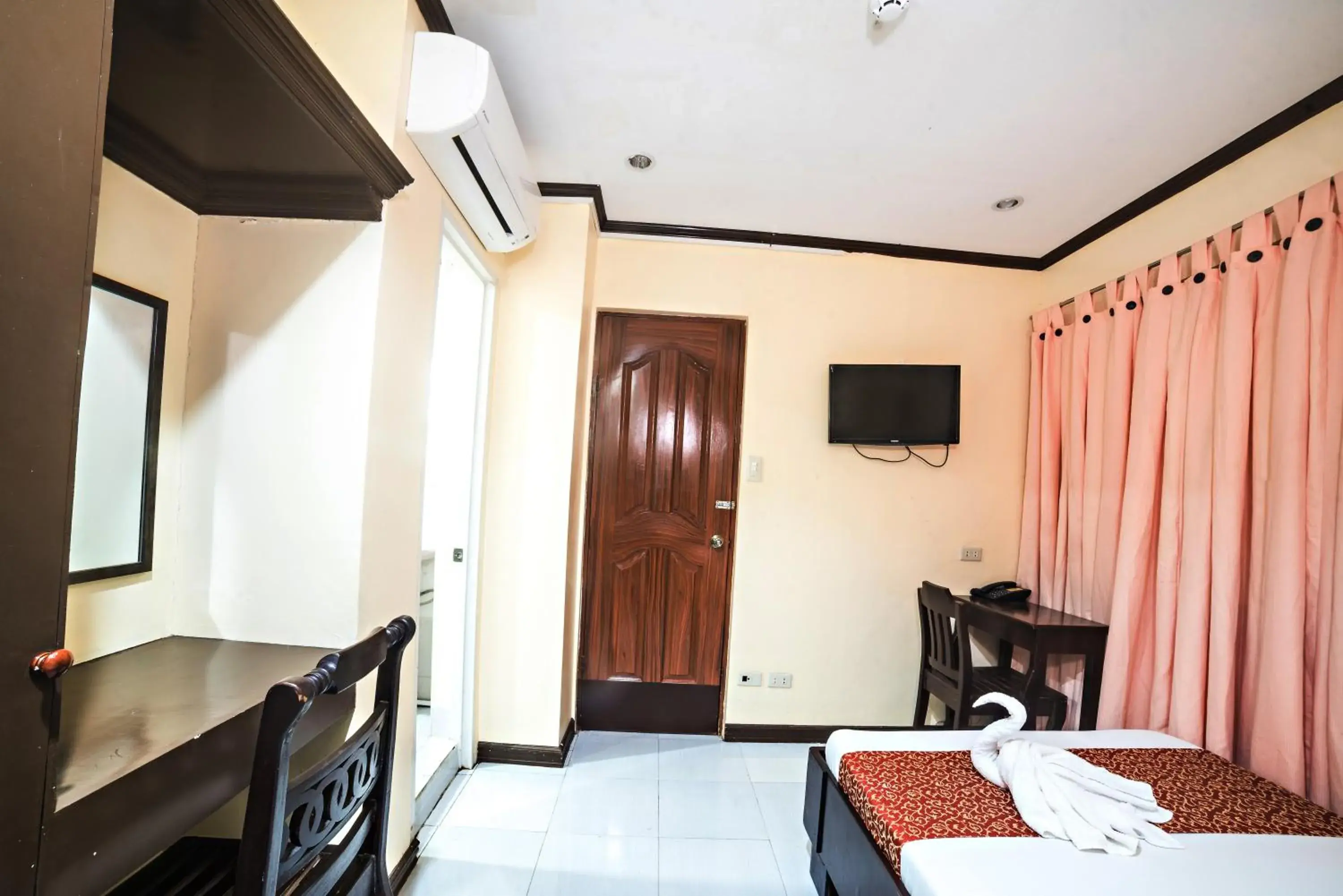 TV and multimedia, Bed in RedDoorz near Ormoc Port Terminal TV and multimedia, Bed in RedDoorz near Ormoc Port Terminal