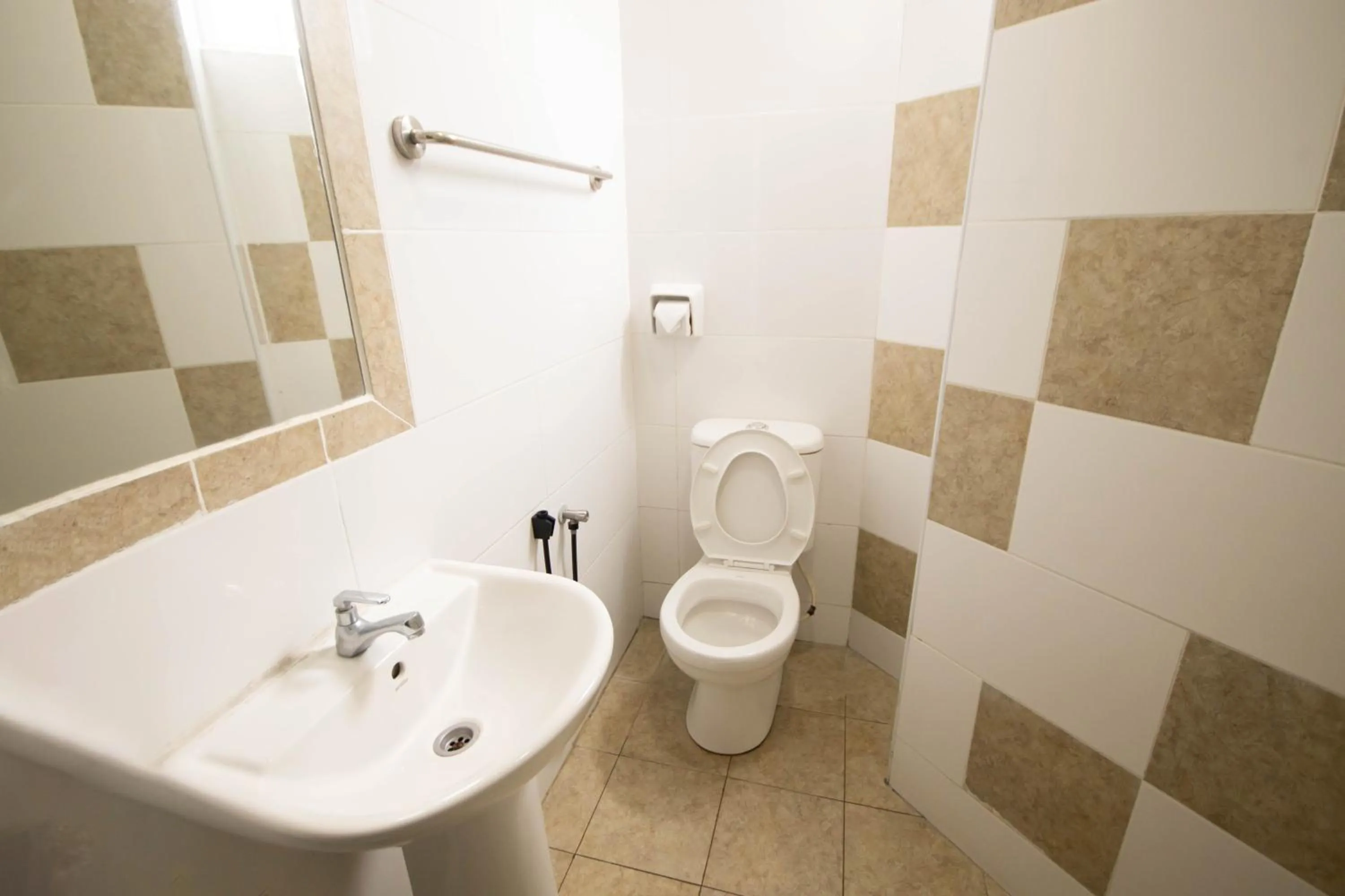 Toilet in Sun Inns Hotel Meru Raya