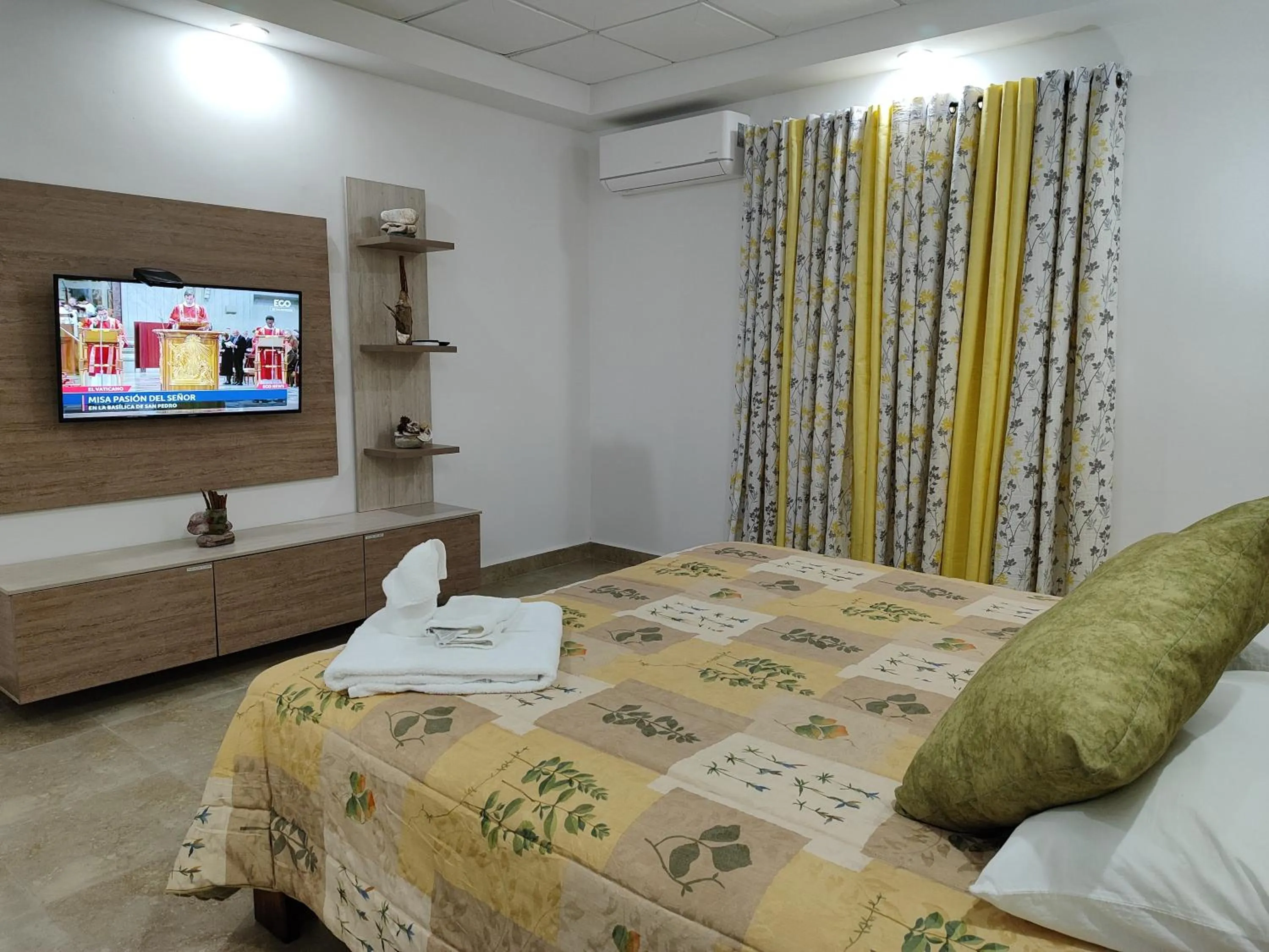 Bed in Hotel Coronado Inn