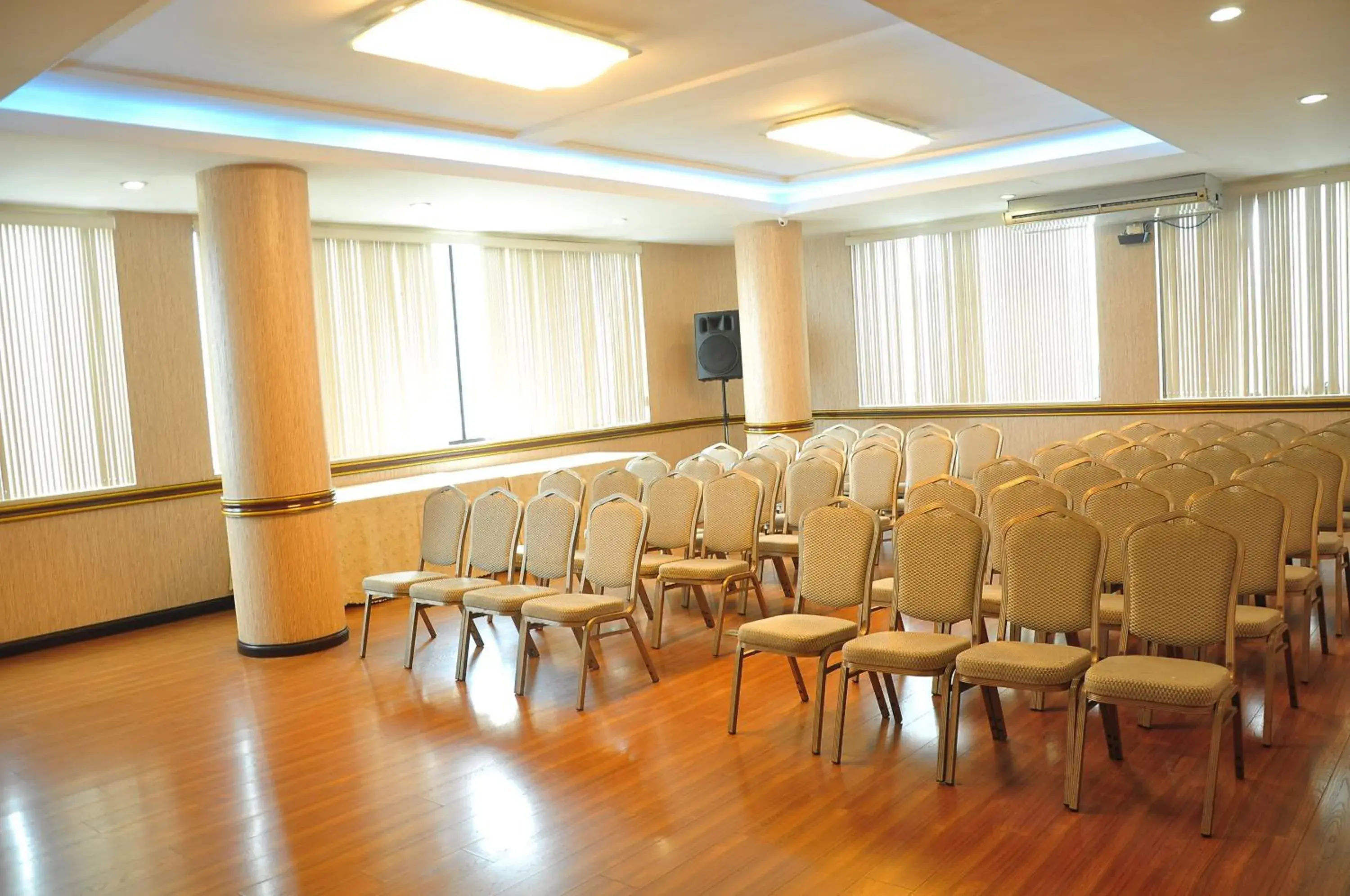 Lounge or bar in Kingdom Hotel Lounge or bar in Kingdom Hotel