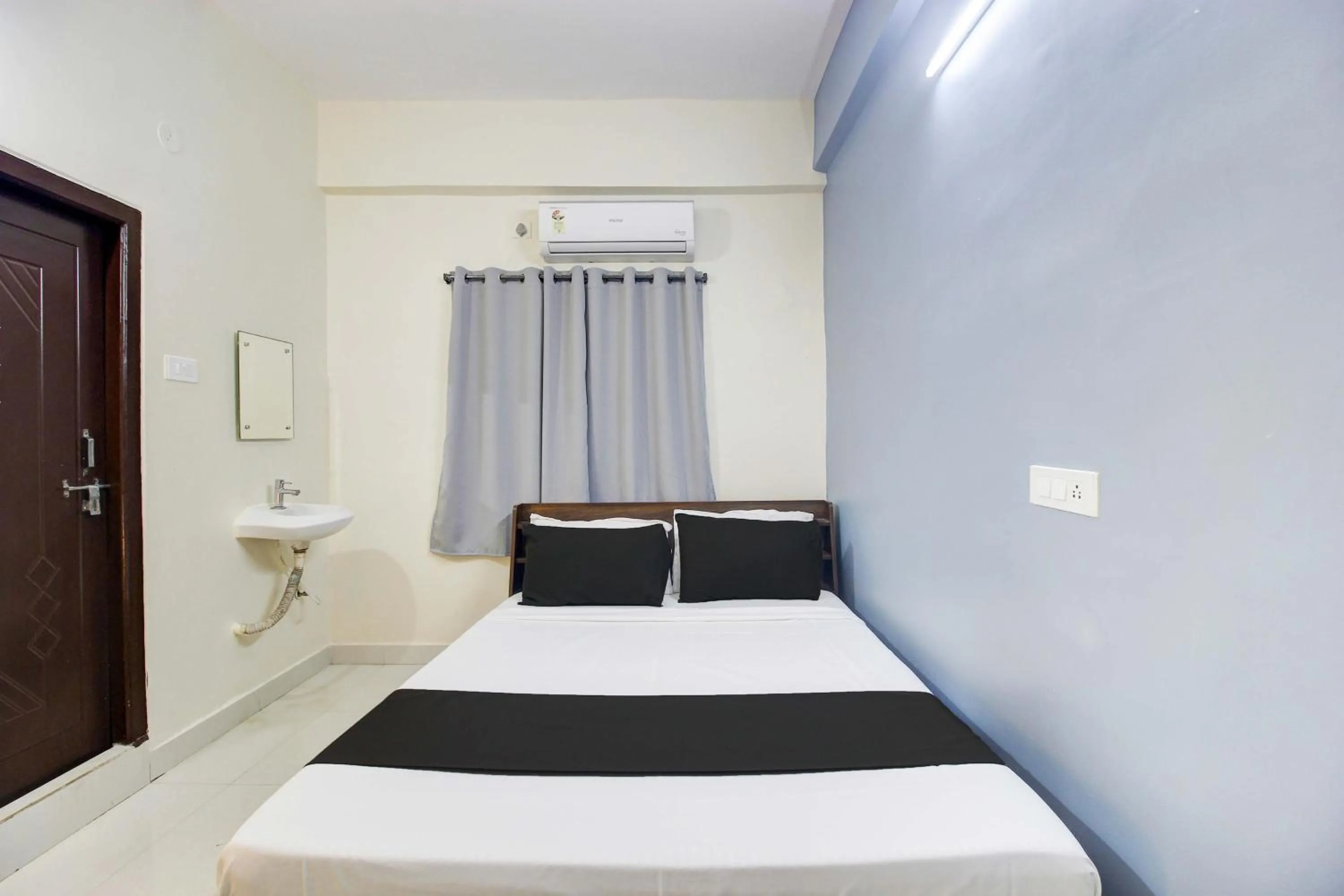 Bedroom, Bed in Hotel O REDDY'S GRAND LUXURY ROOMS