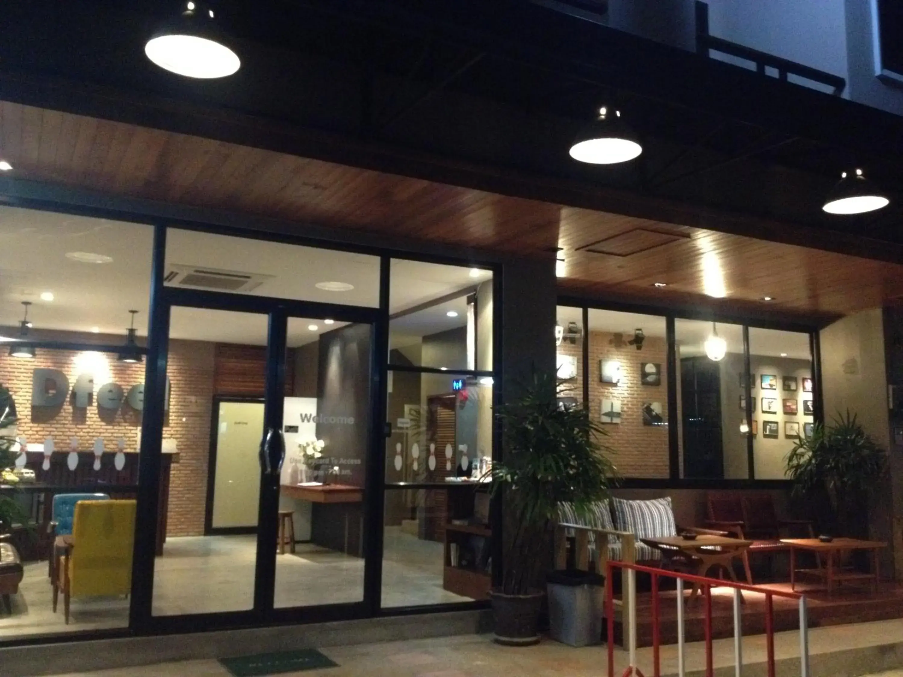 Facade/entrance in Dfeel House Facade/entrance in Dfeel House