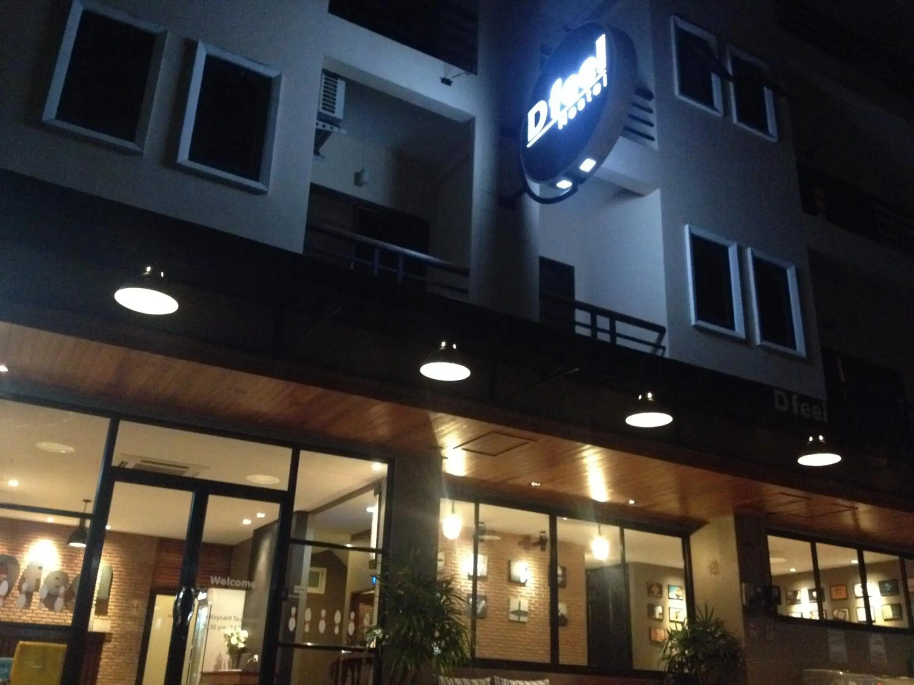 Facade/entrance in Dfeel House Facade/entrance in Dfeel House