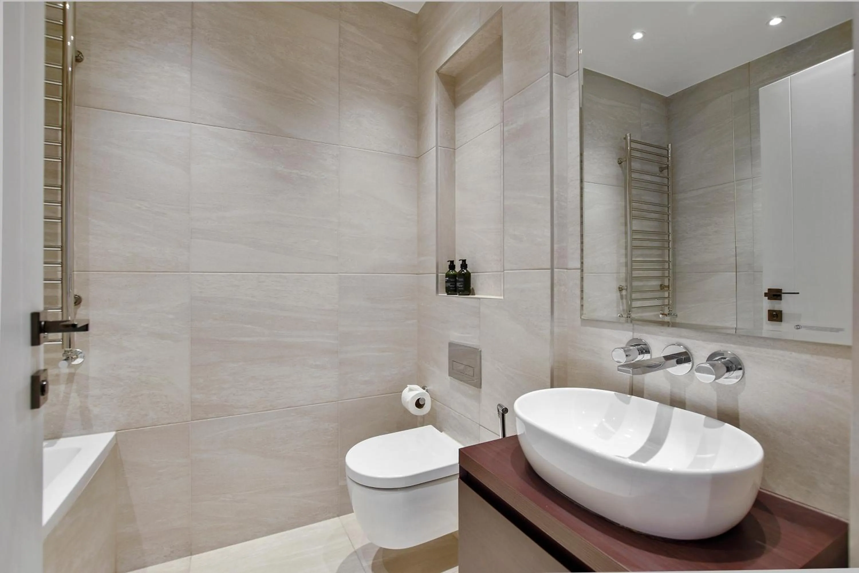 Bathroom in Vauxhall Bridge Road by Aeria Apartments