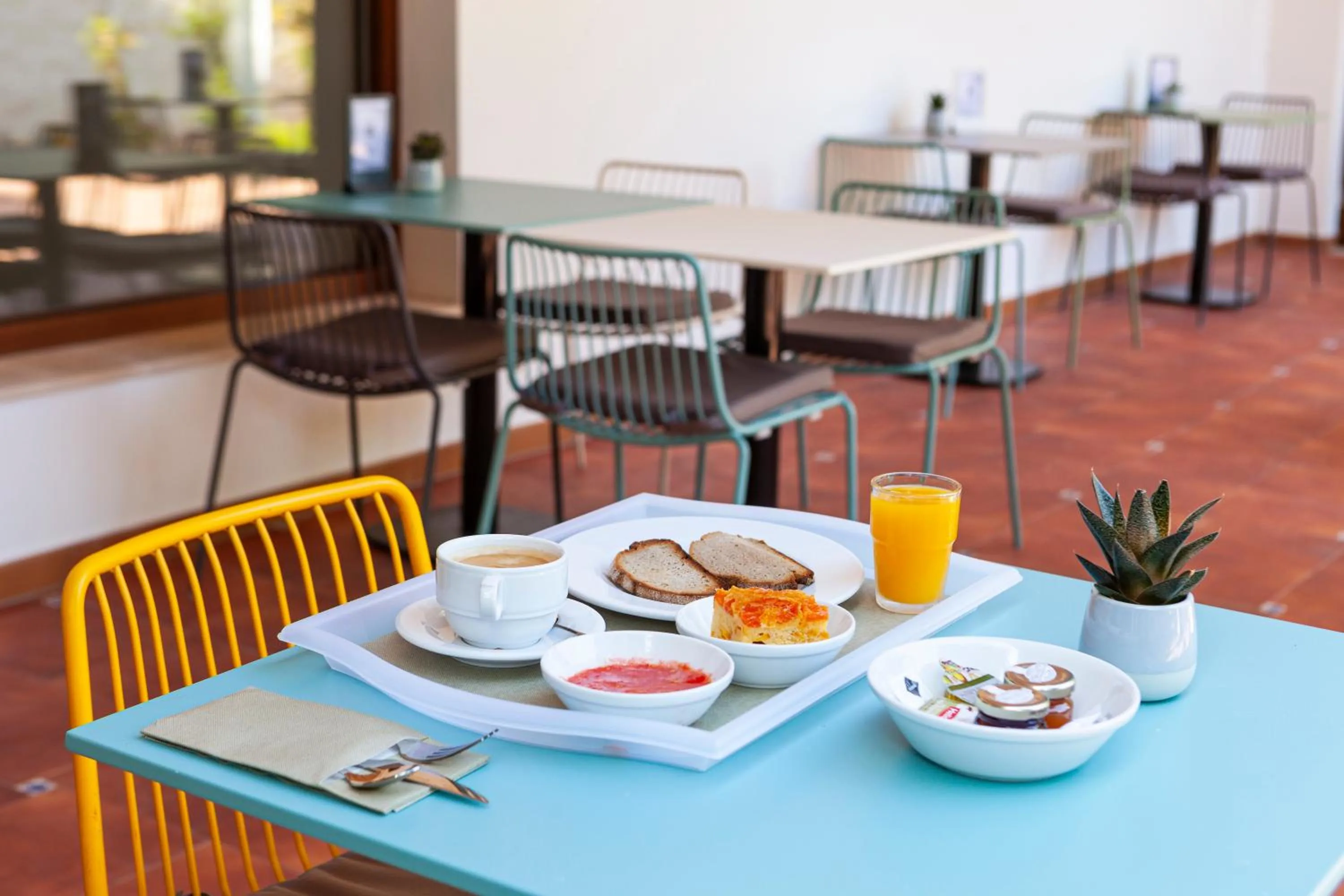 Continental breakfast in Ad Hoc Vitae Retreats & Health Only Adults